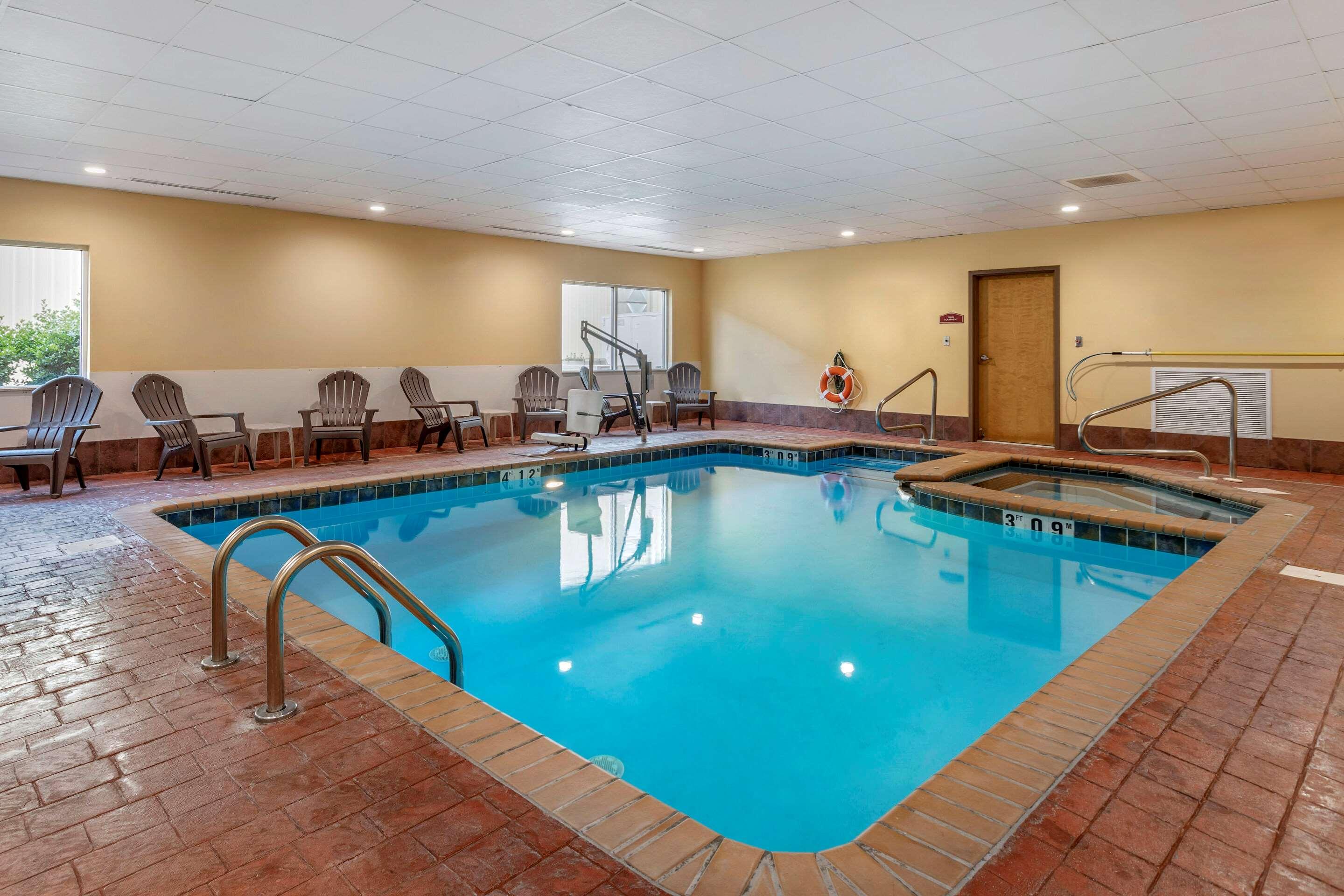 Comfort Suites — photo 5