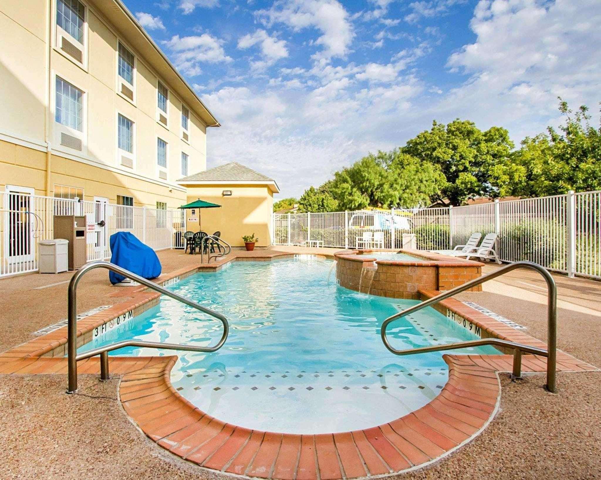 Comfort Suites — photo 4