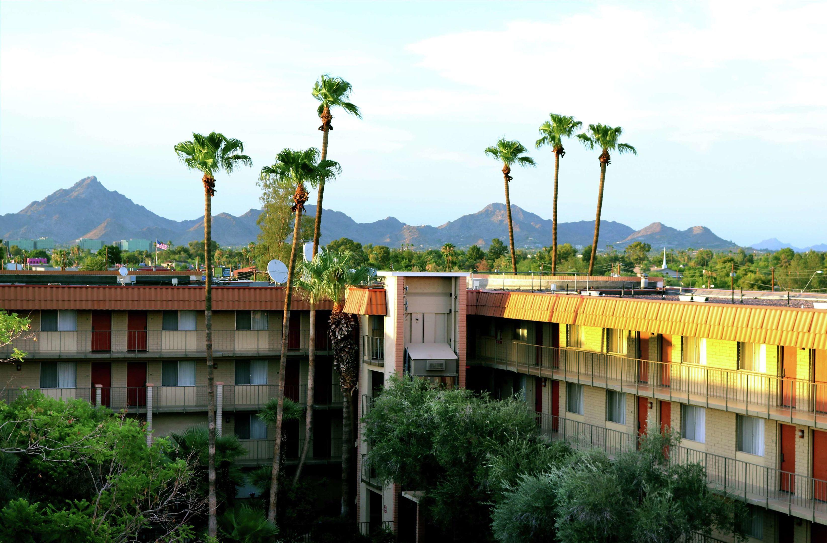 Embassy Suites by Hilton Phoenix Airport — photo 3