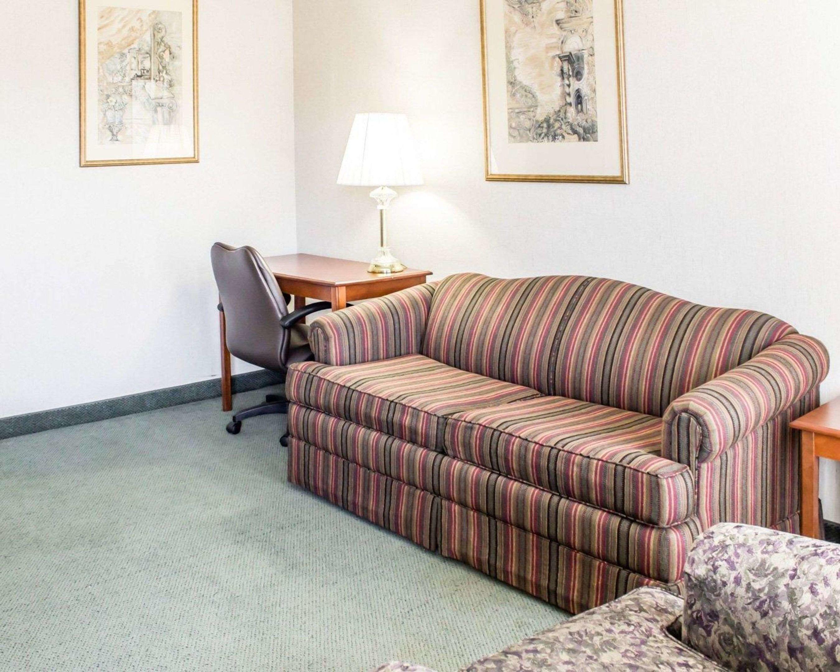 Econo Lodge & Suites — photo 5