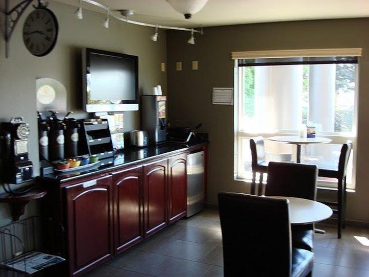 Clackamas Inn & Suites — photo 4