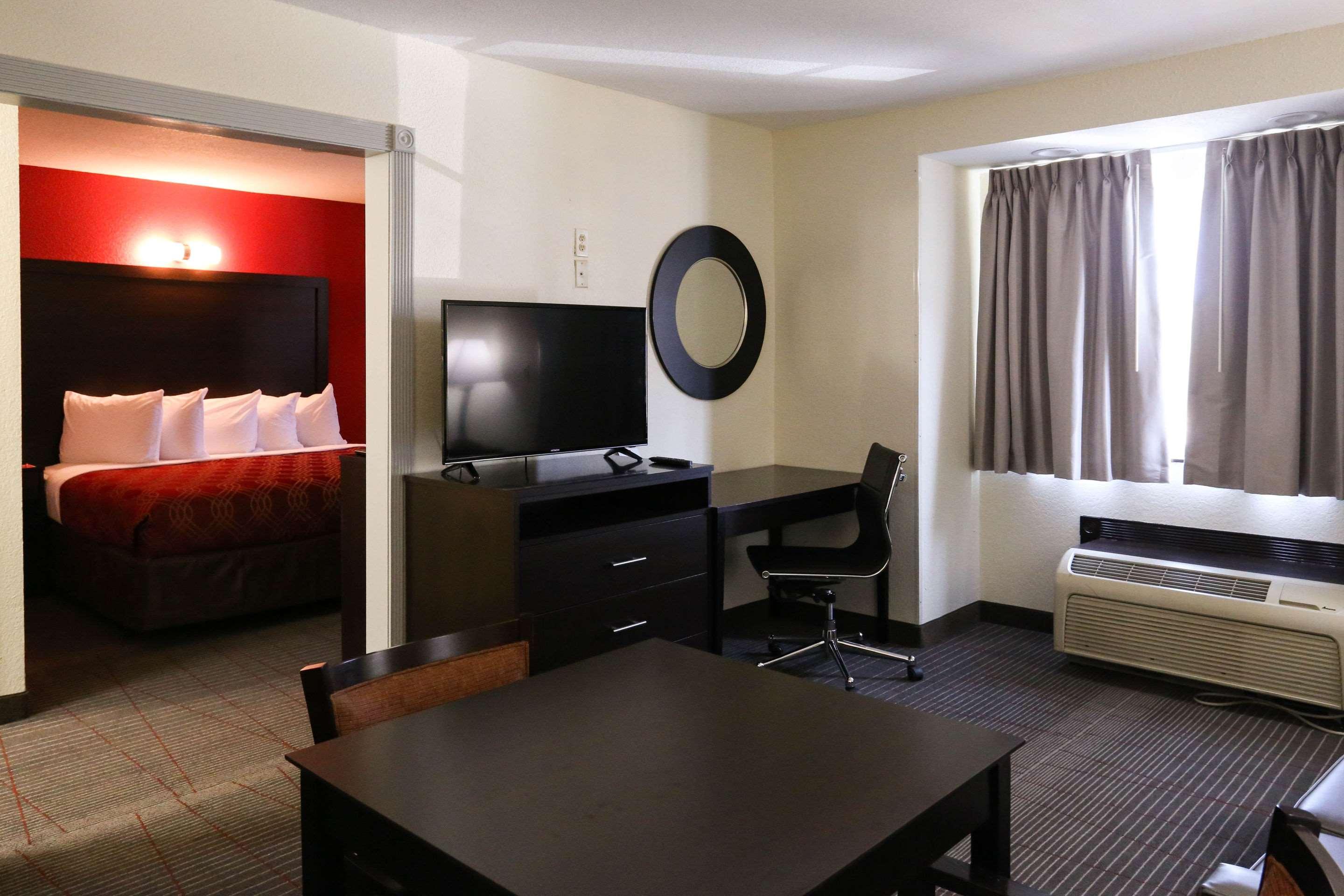 Econo Lodge Inn & Suites — photo 5