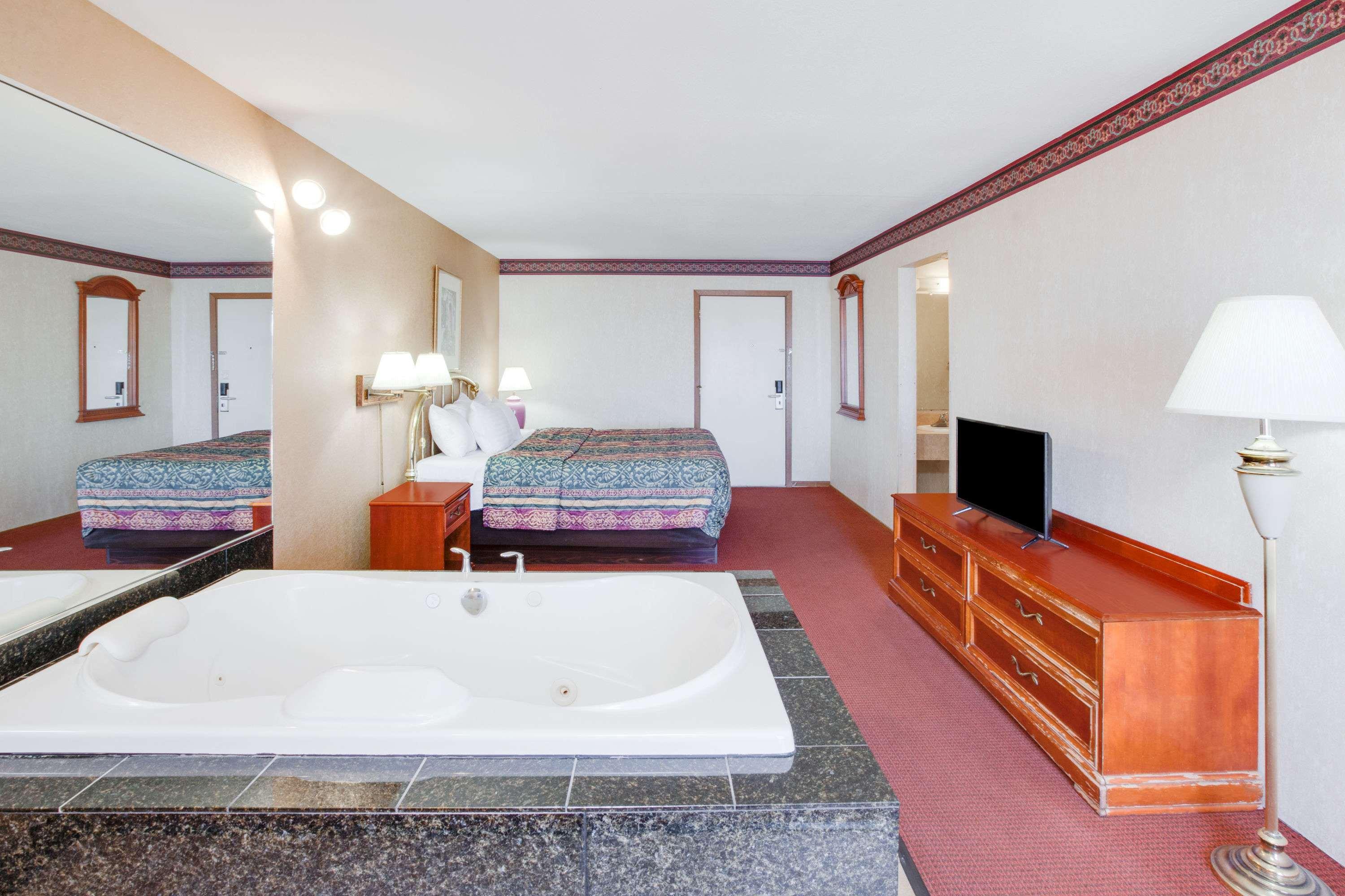 Super 8 by Wyndham Mackinaw City/Beachfront Area — photo 5