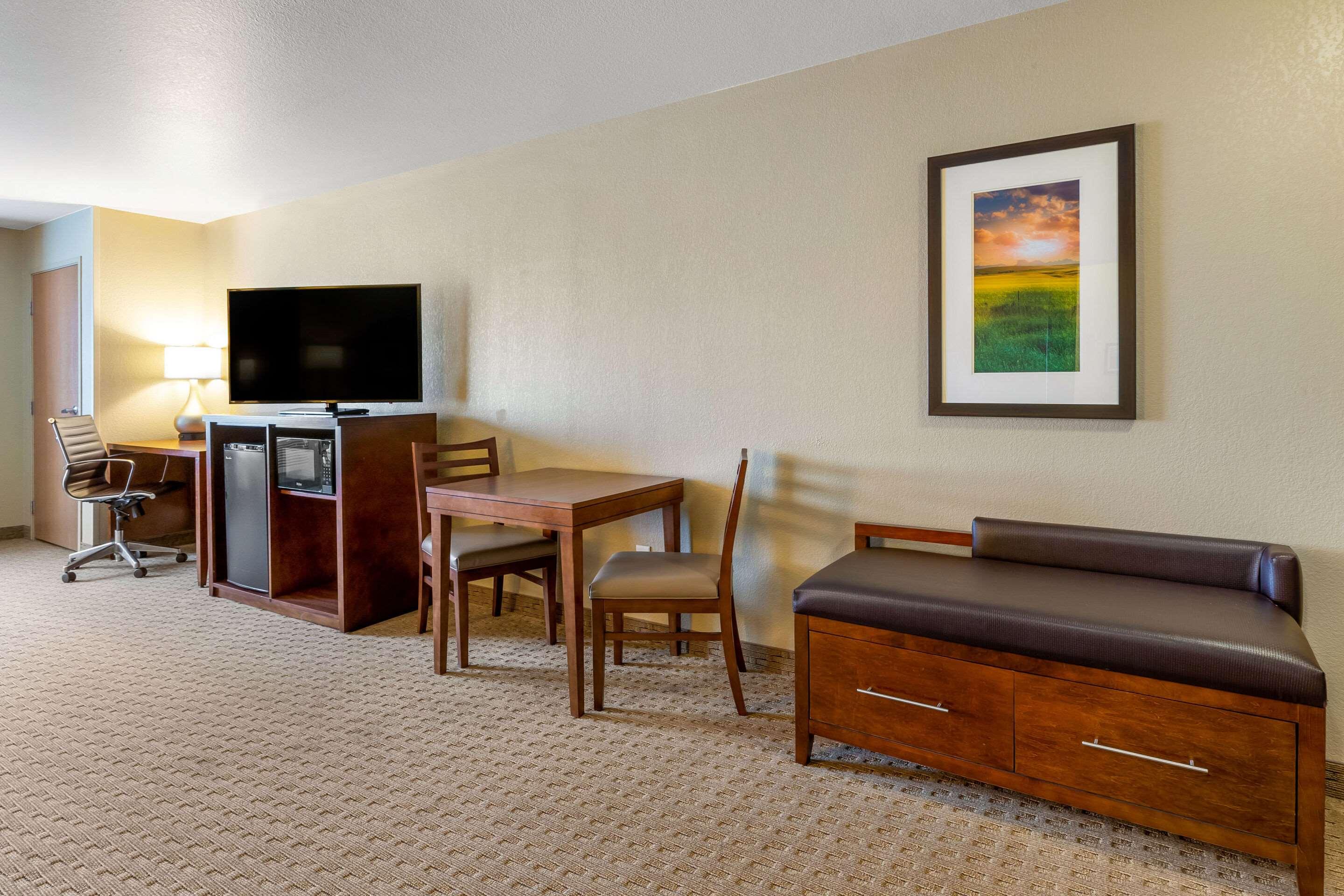 Comfort Suites Burlington — photo 3