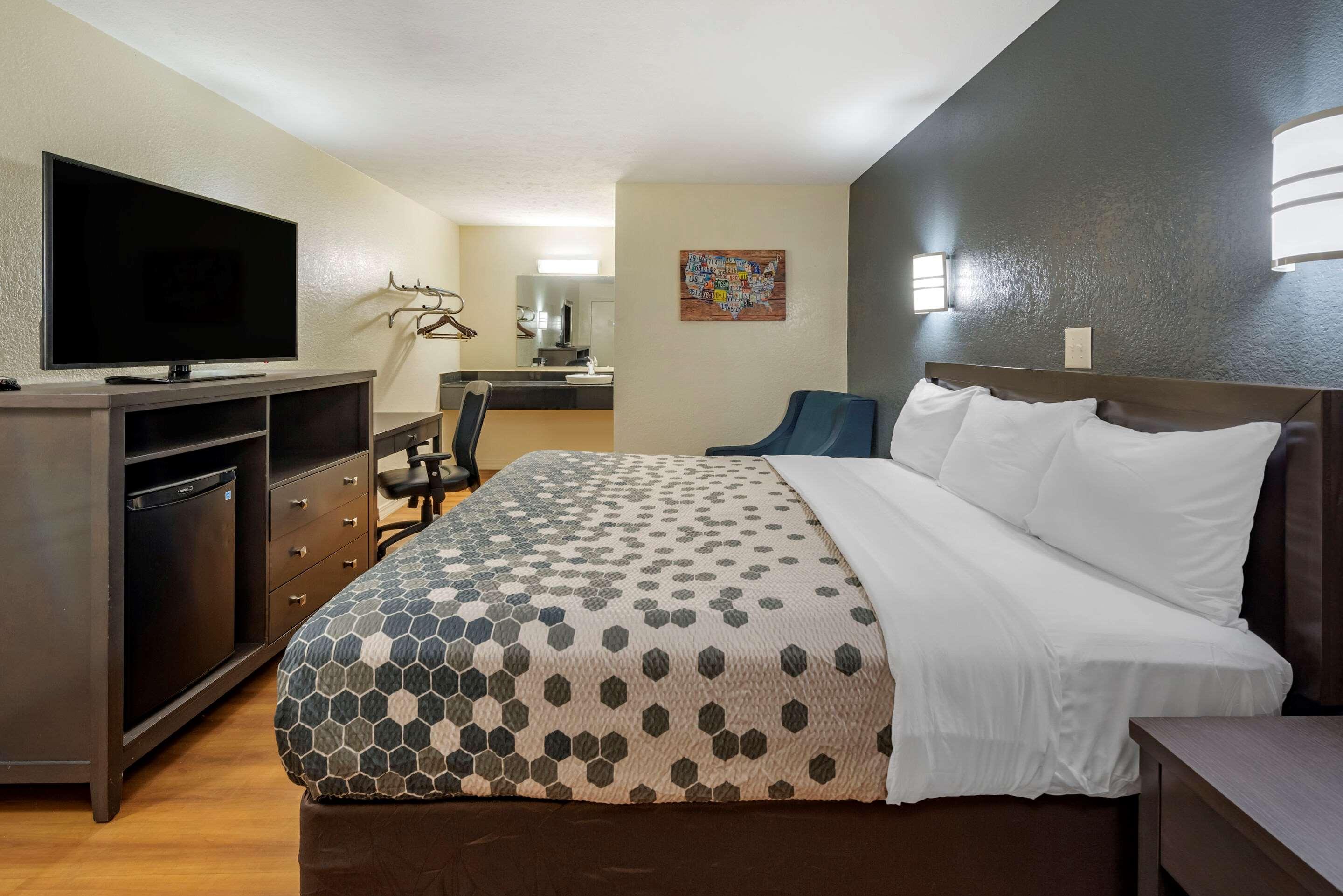 Econo Lodge Inn & Suites — photo 5