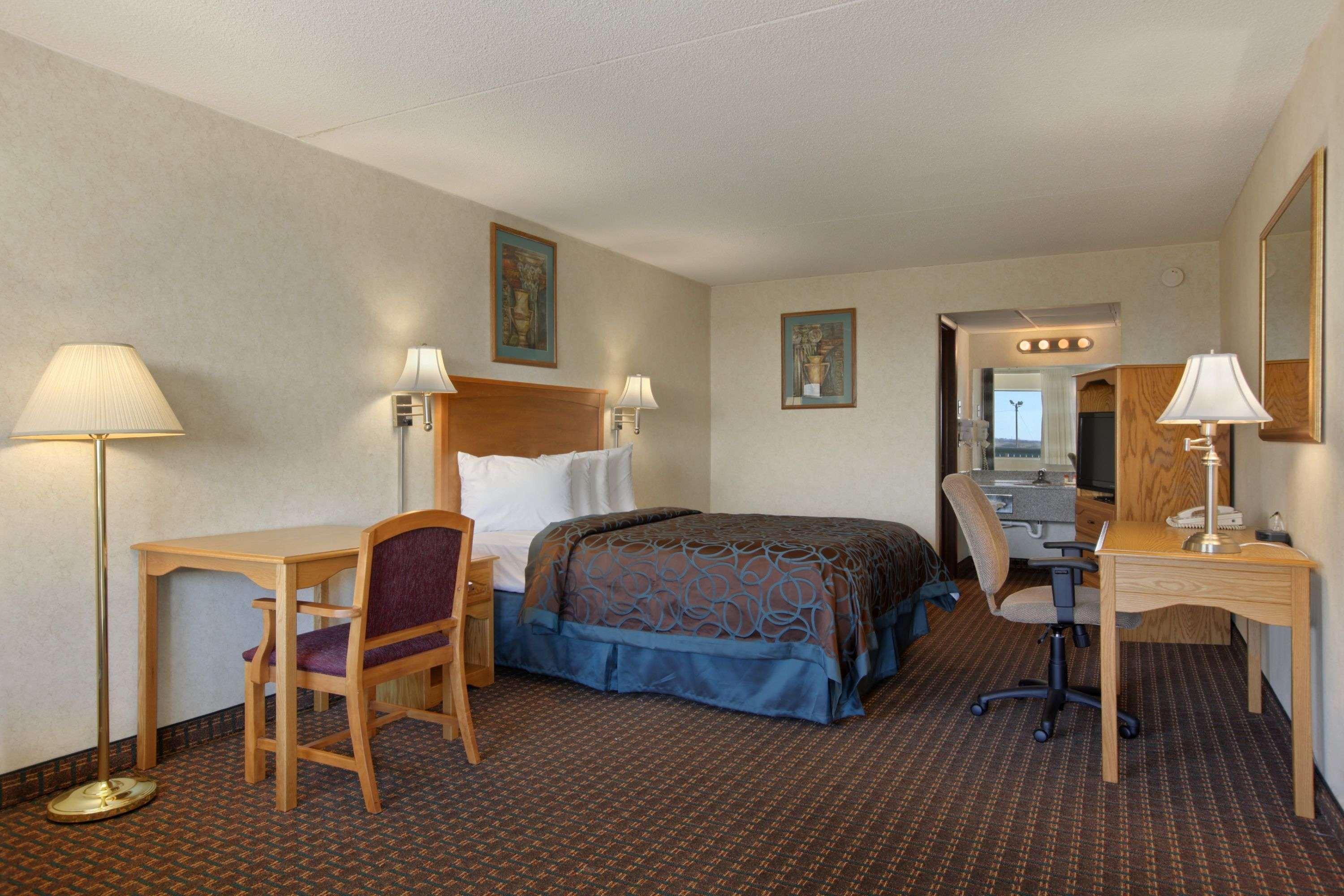Days Inn by Wyndham Salina South — photo 4