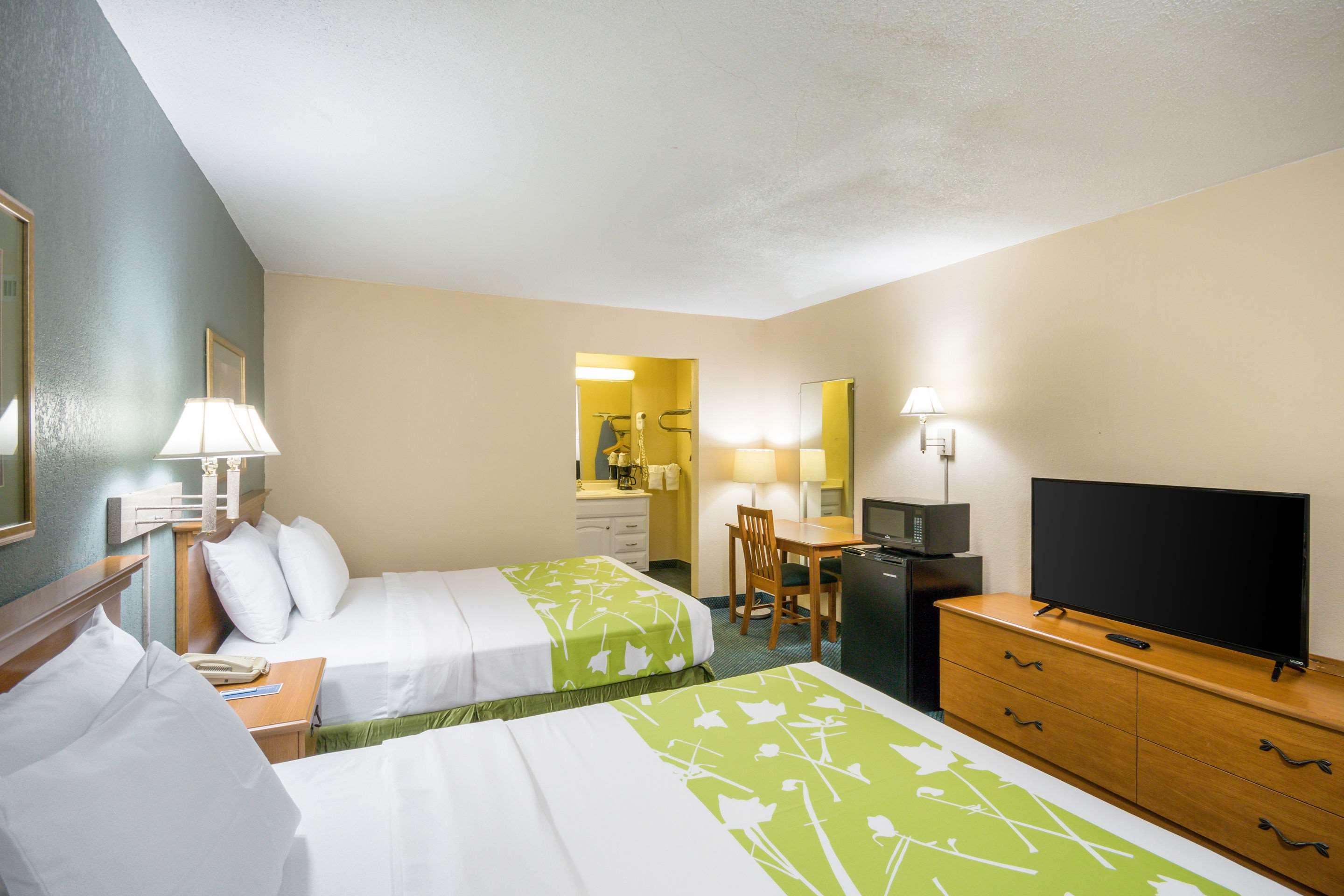 Rodeway Inn & Suites — photo 4