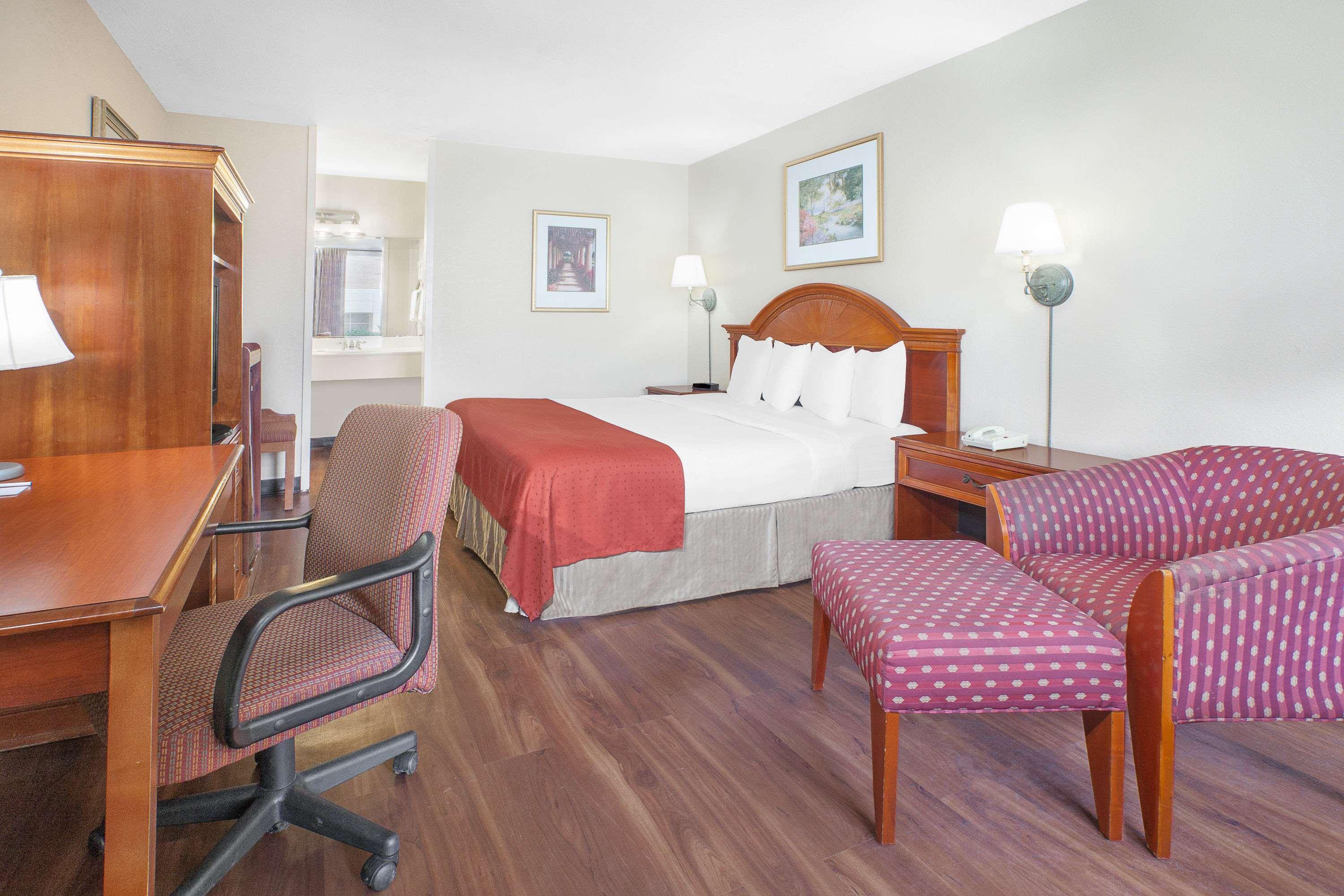 Baymont Inn & Suites Paris — photo 5