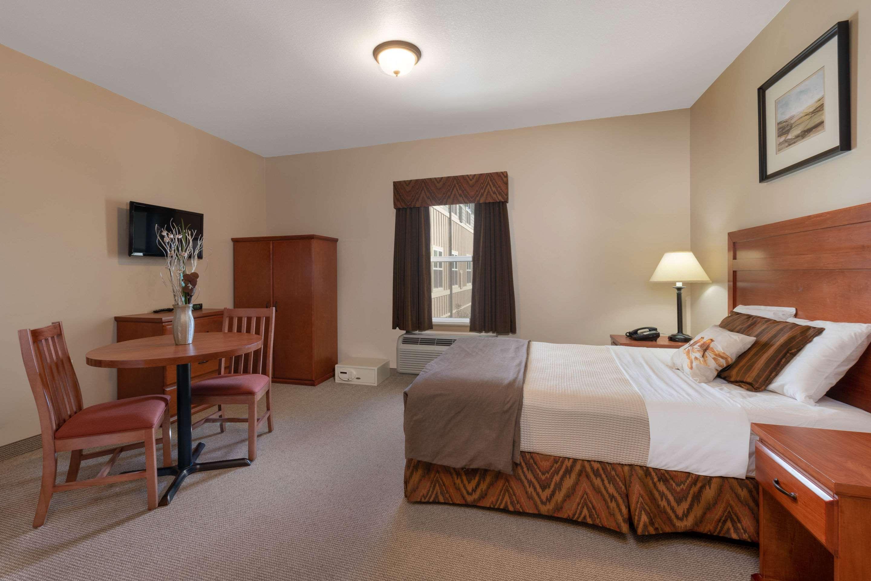 Clarion Hotel & Suites — photo 4