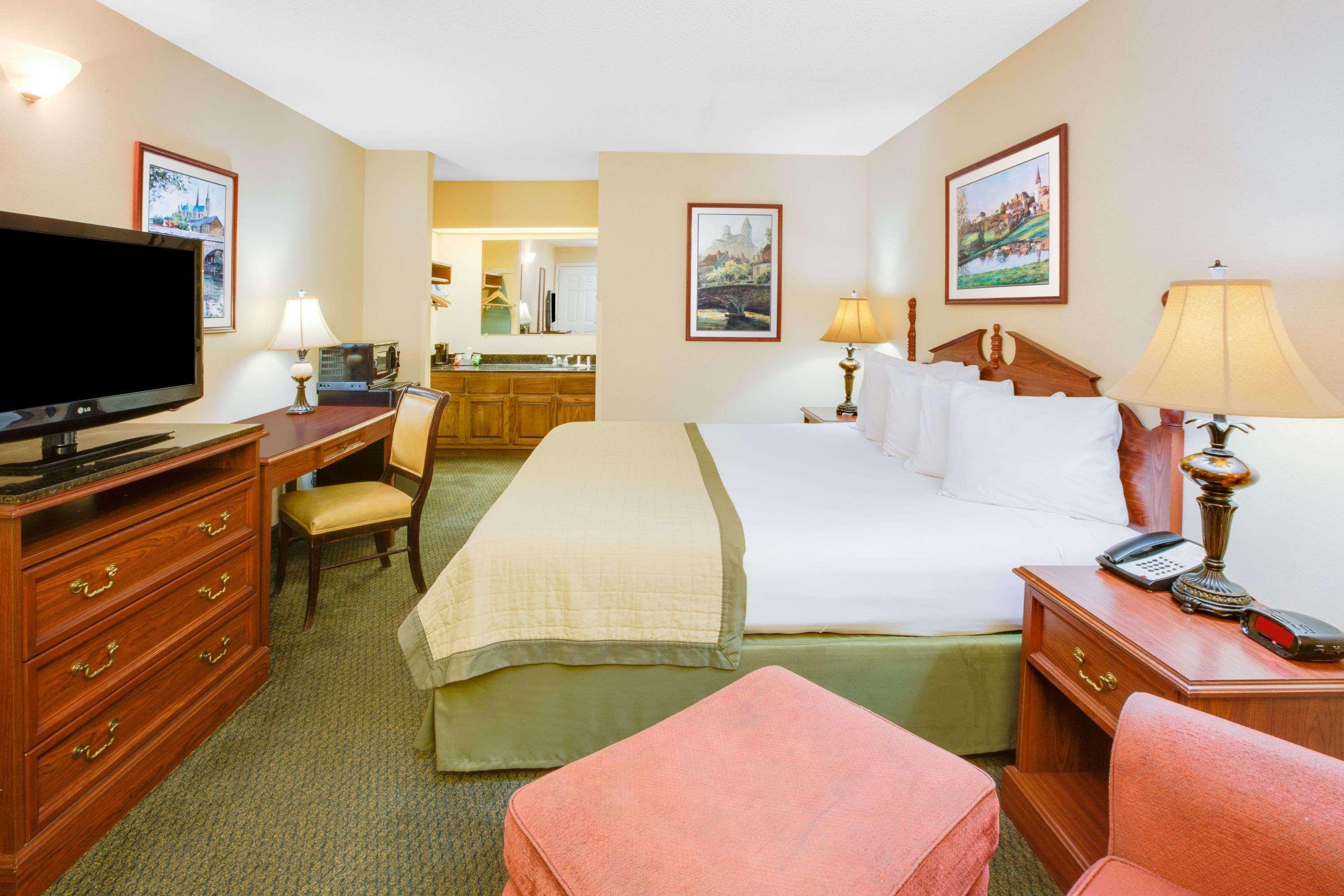 Baymont by Wyndham Ozark — photo 4