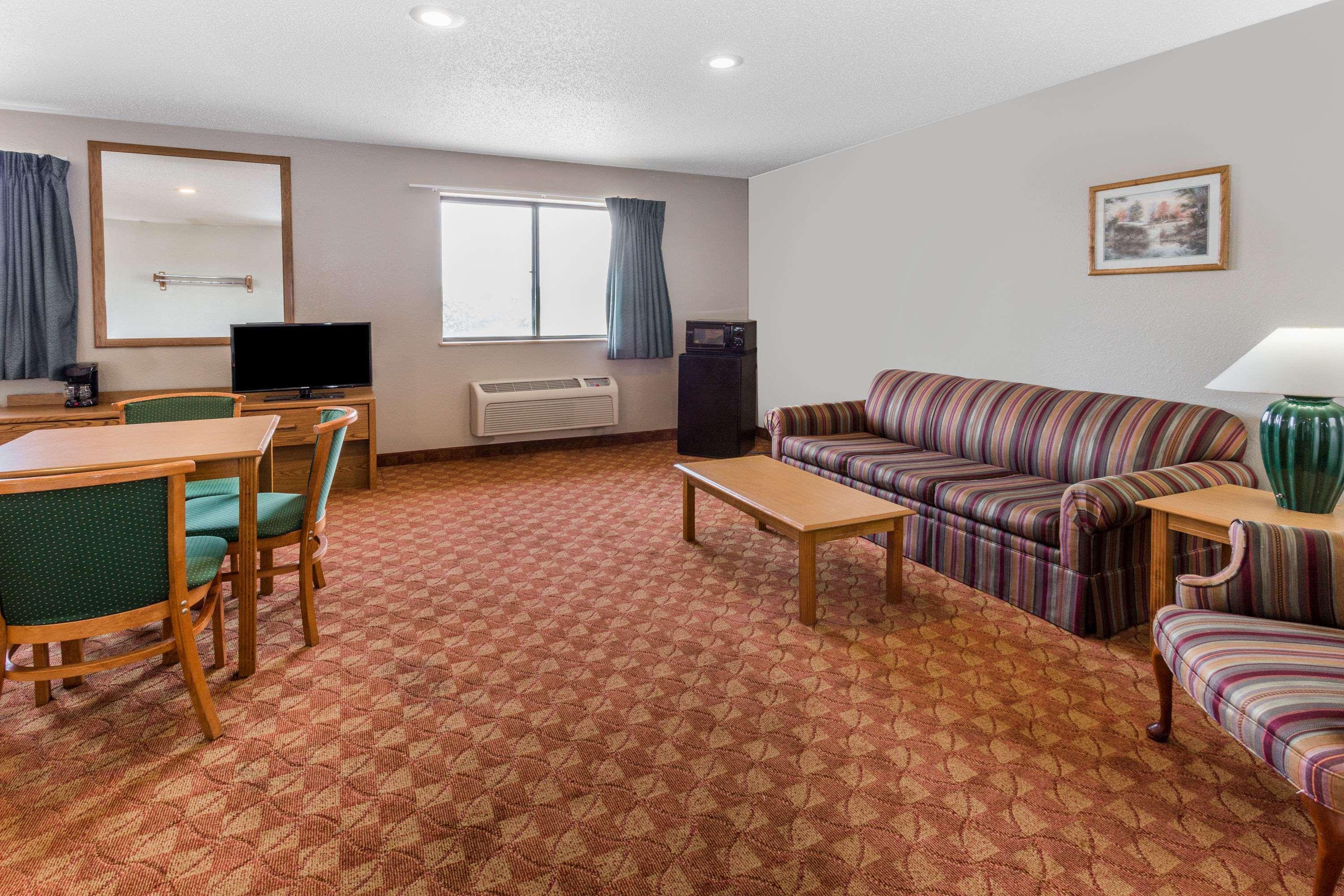 Super 8 by Wyndham St. Charles — photo 4