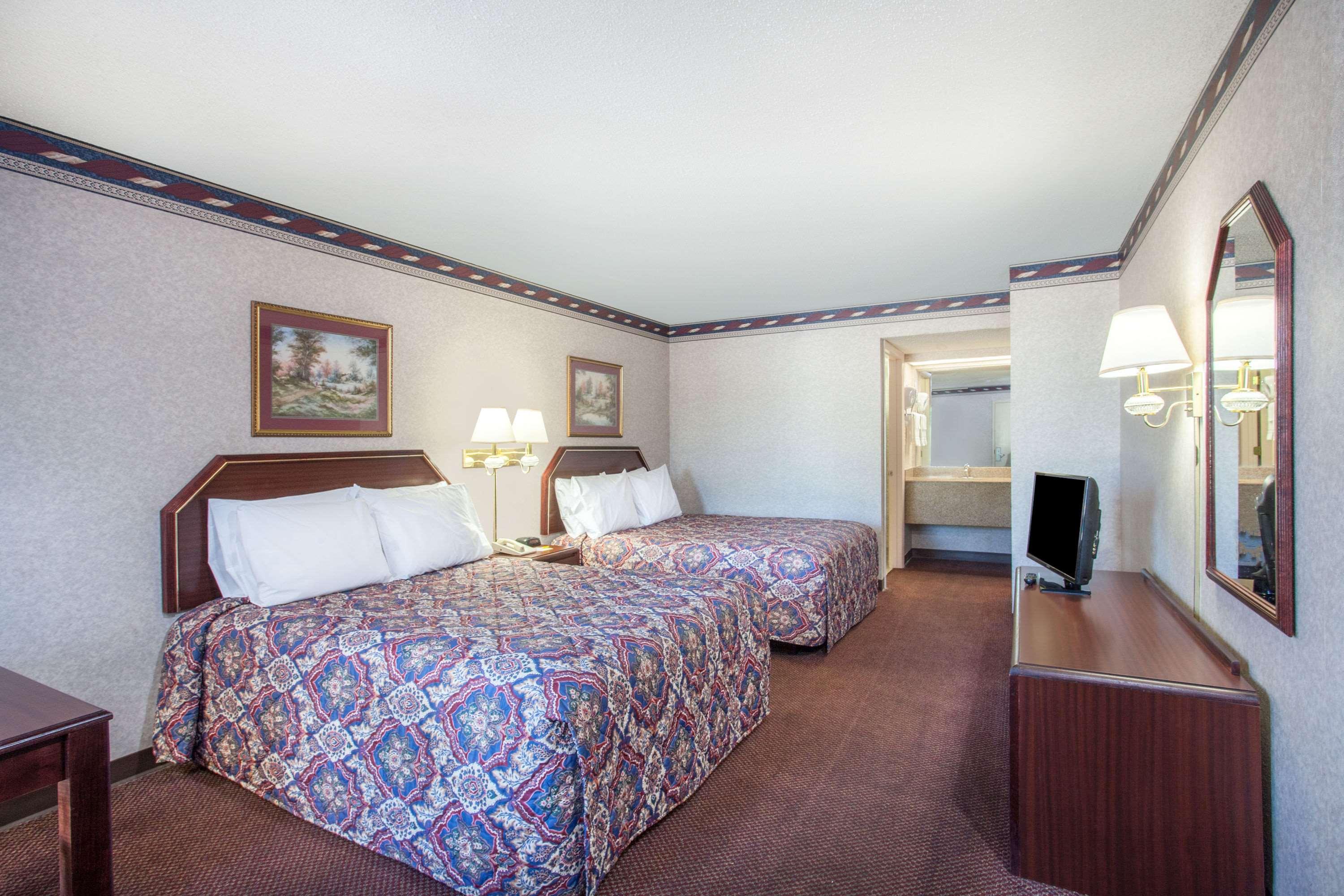 Days Inn St. Pauls — photo 4