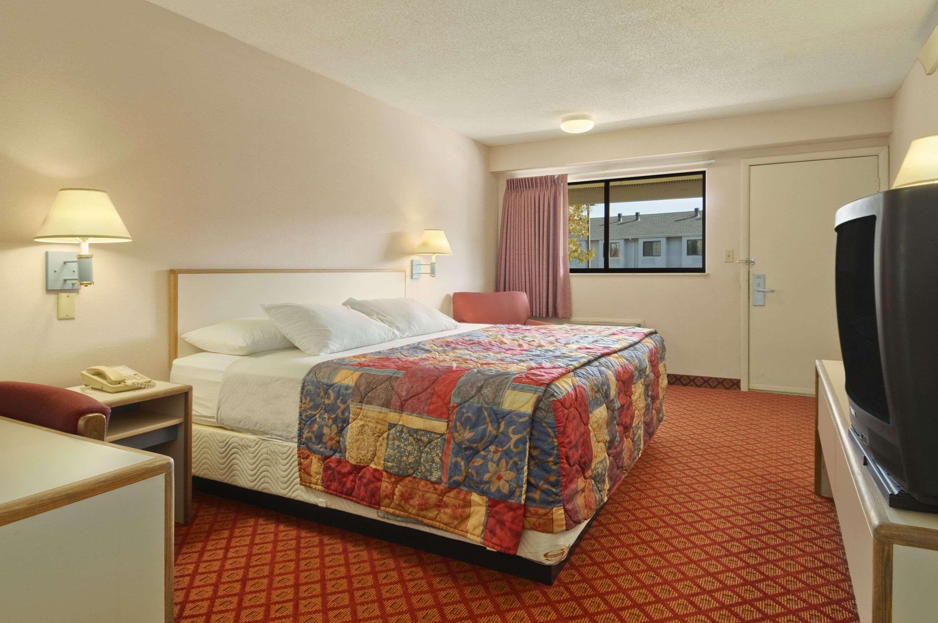 Days Inn by Wyndham Overland Park Metcalf Convention Center — photo 3