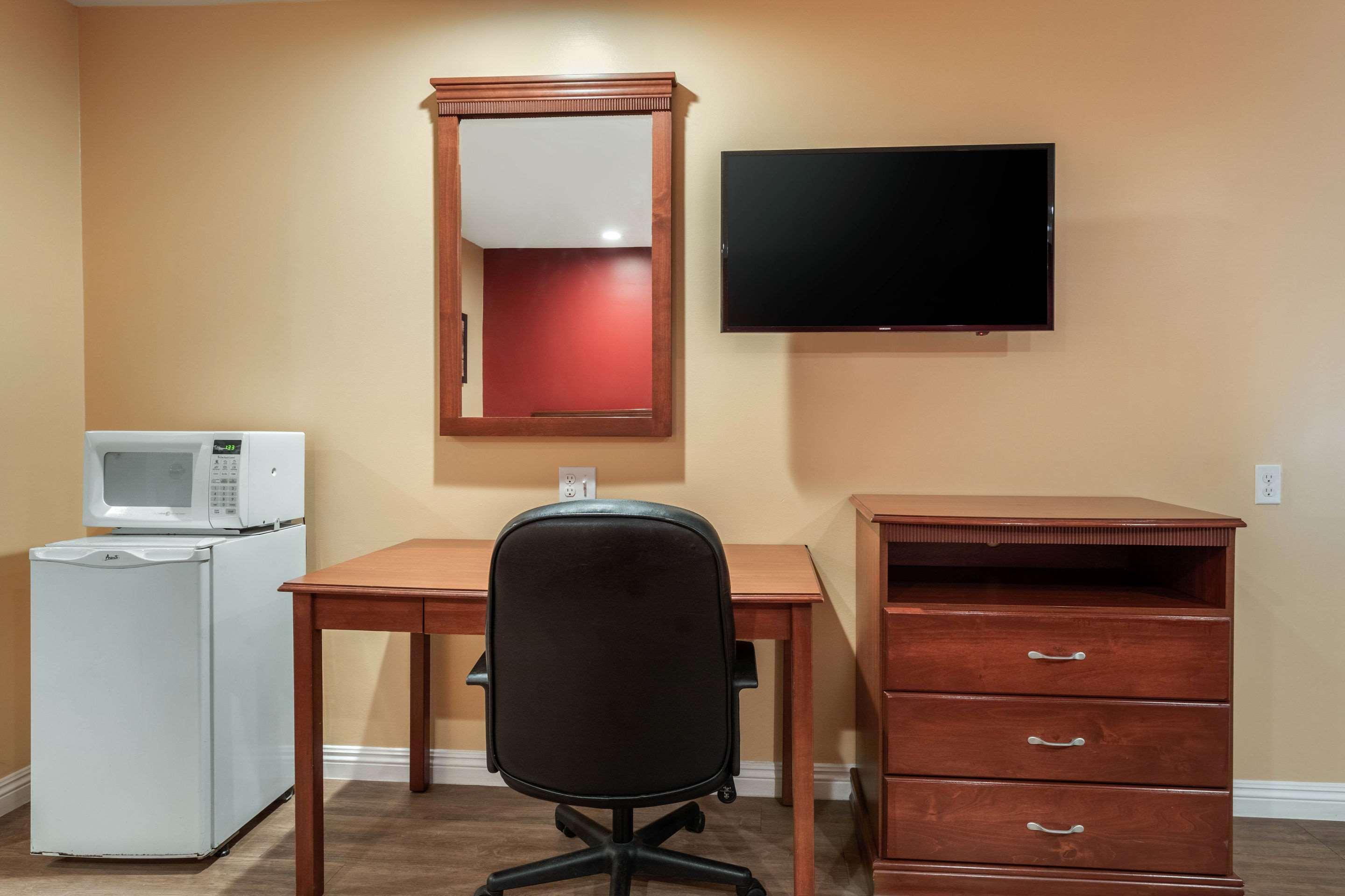 Econo Lodge Carson near StubHub Center — photo 4