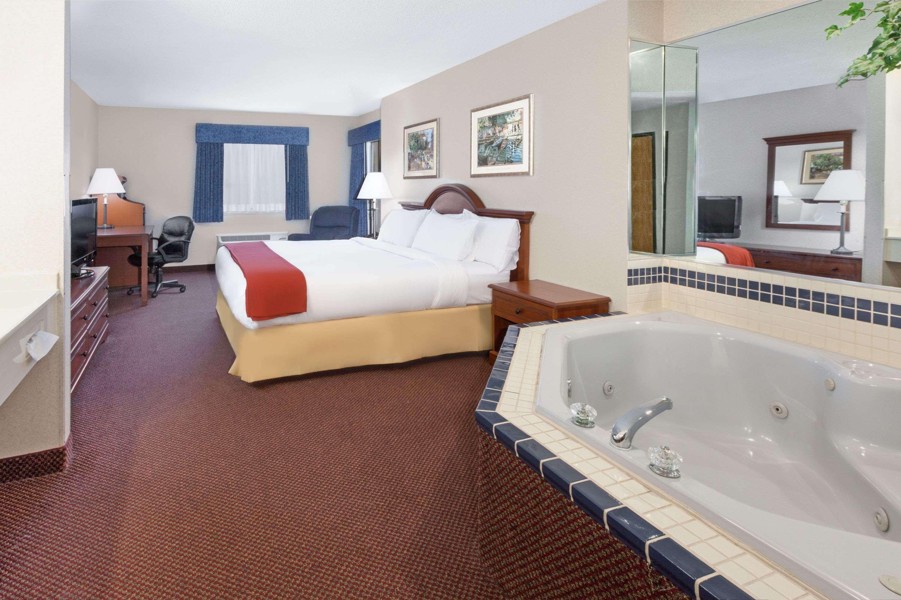 Baymont Inn & Suites Howell/Brighton — photo 5