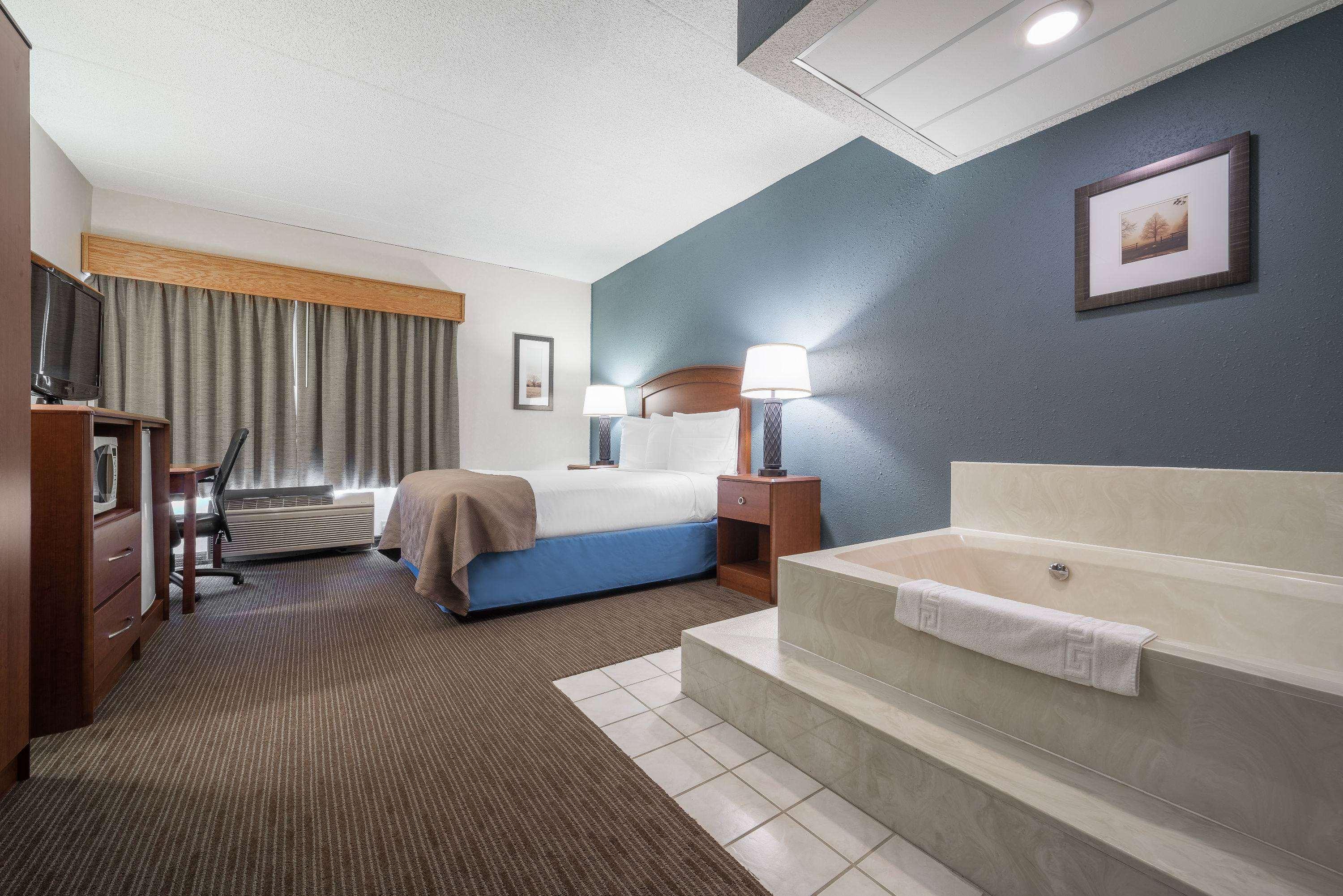 AmericInn Lodge & Suites Hutchinson — photo 3