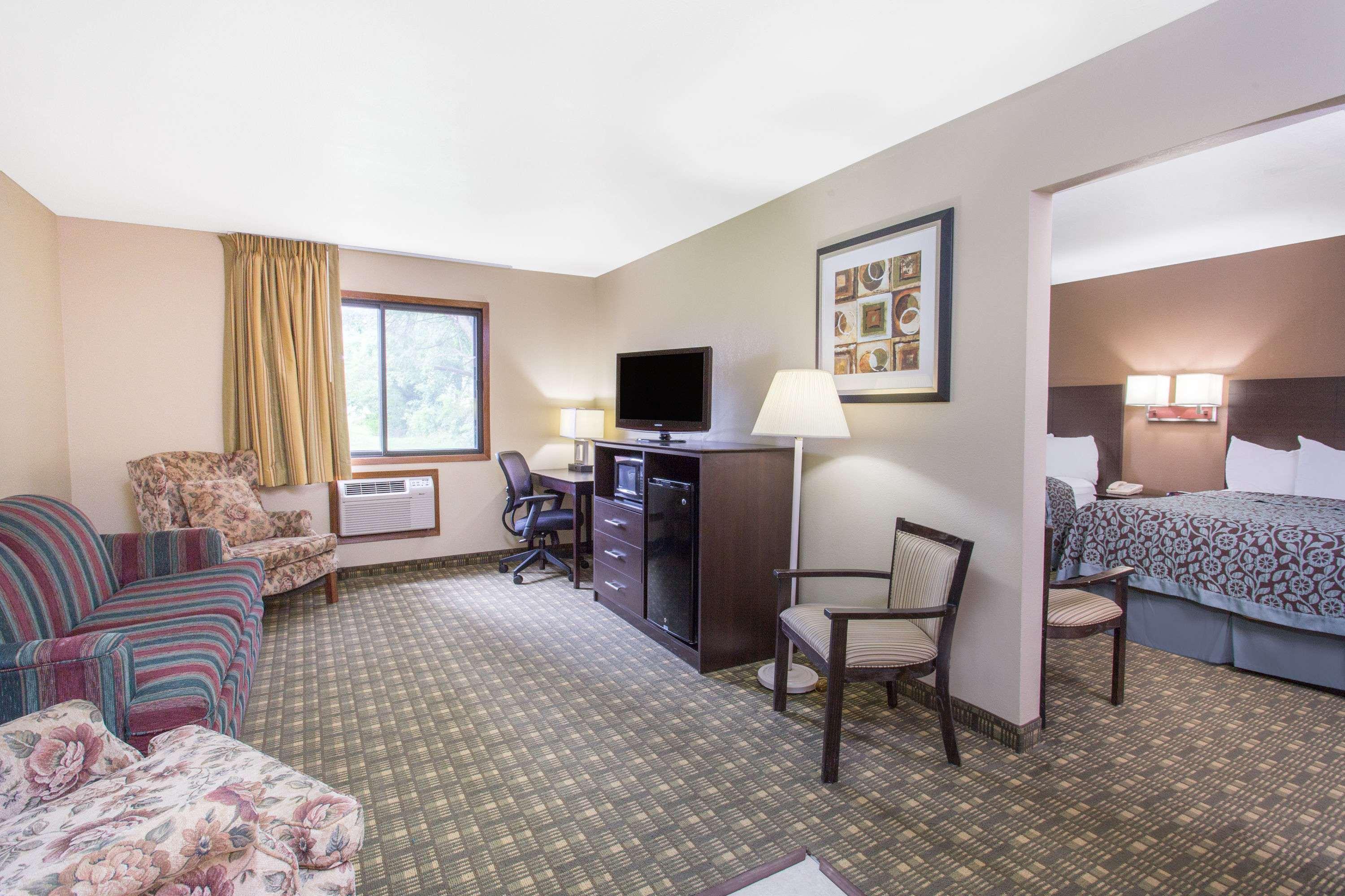 Days Inn & Suites Waterloo — photo 3