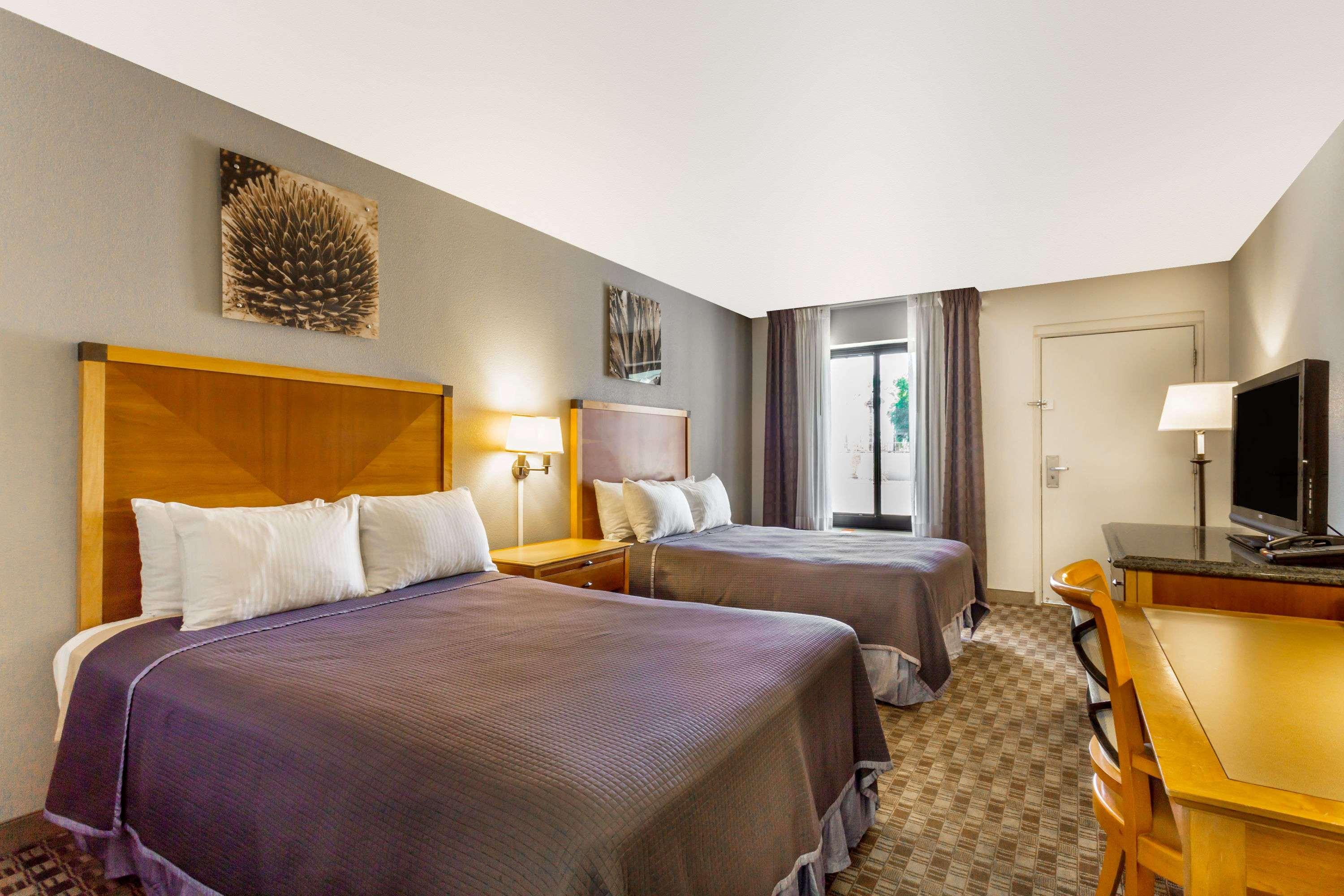 Howard Johnson by Wyndham Scottsdale Old Town — photo 4