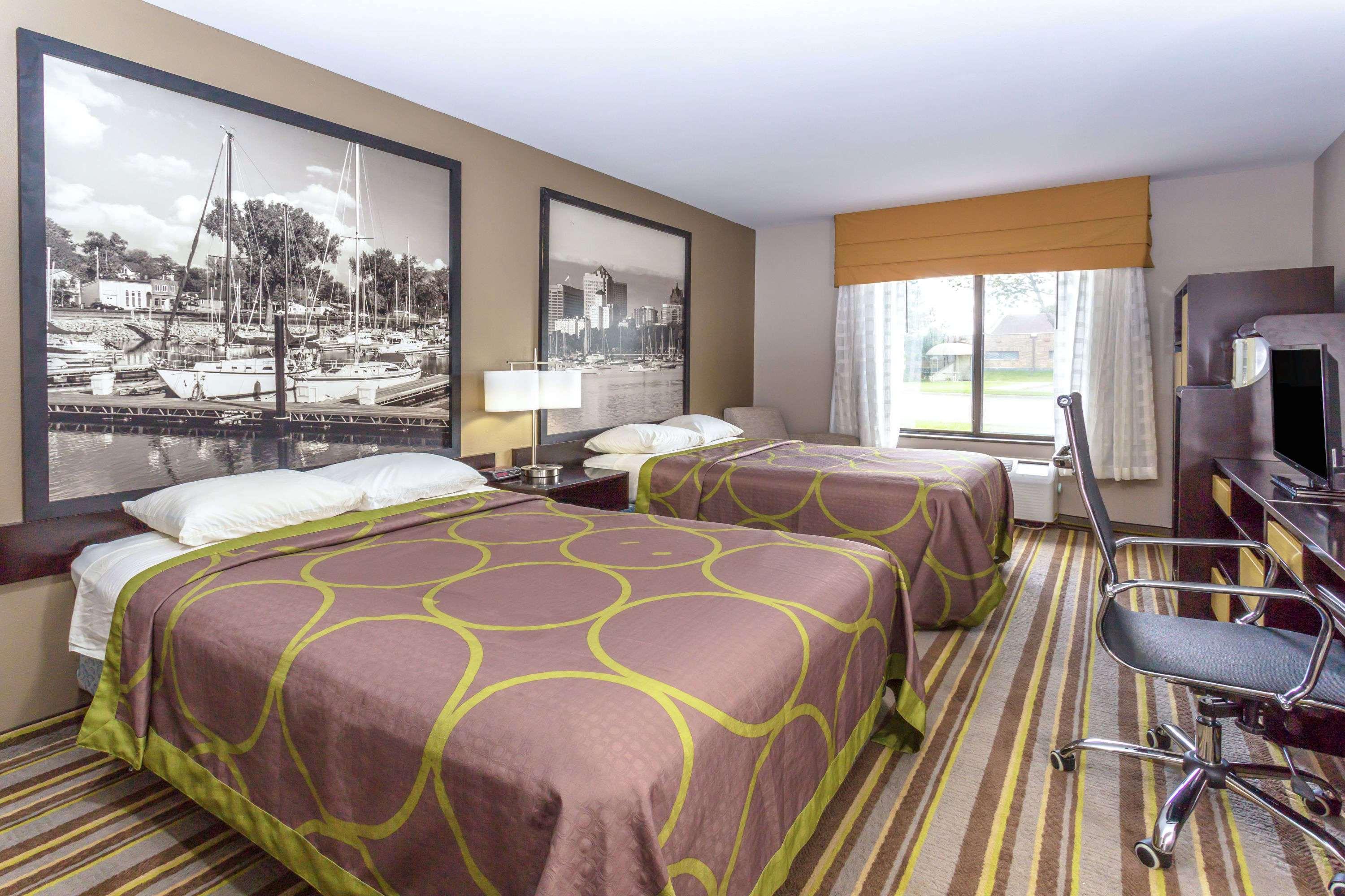 Super 8 by Wyndham Delavan Near Lake Geneva — photo 4