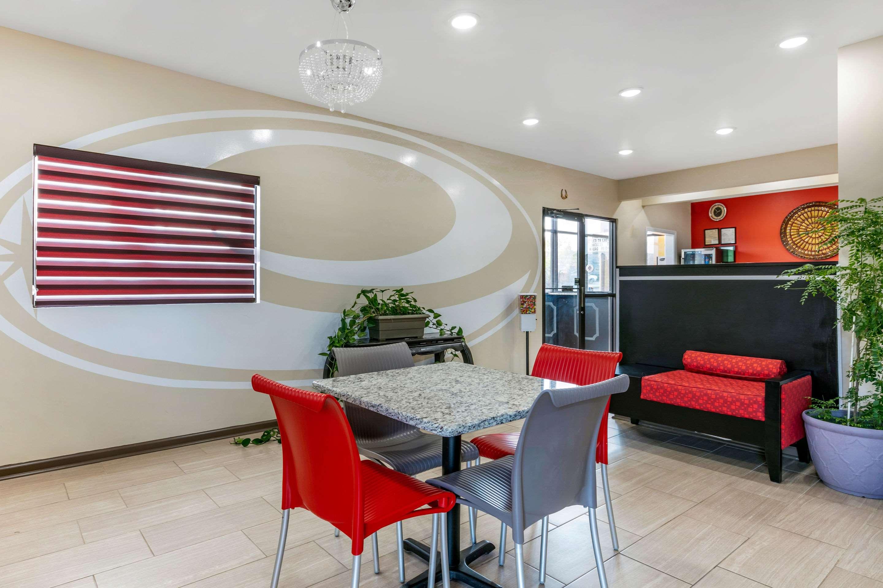 Econo Lodge Inn & Suites — photo 4