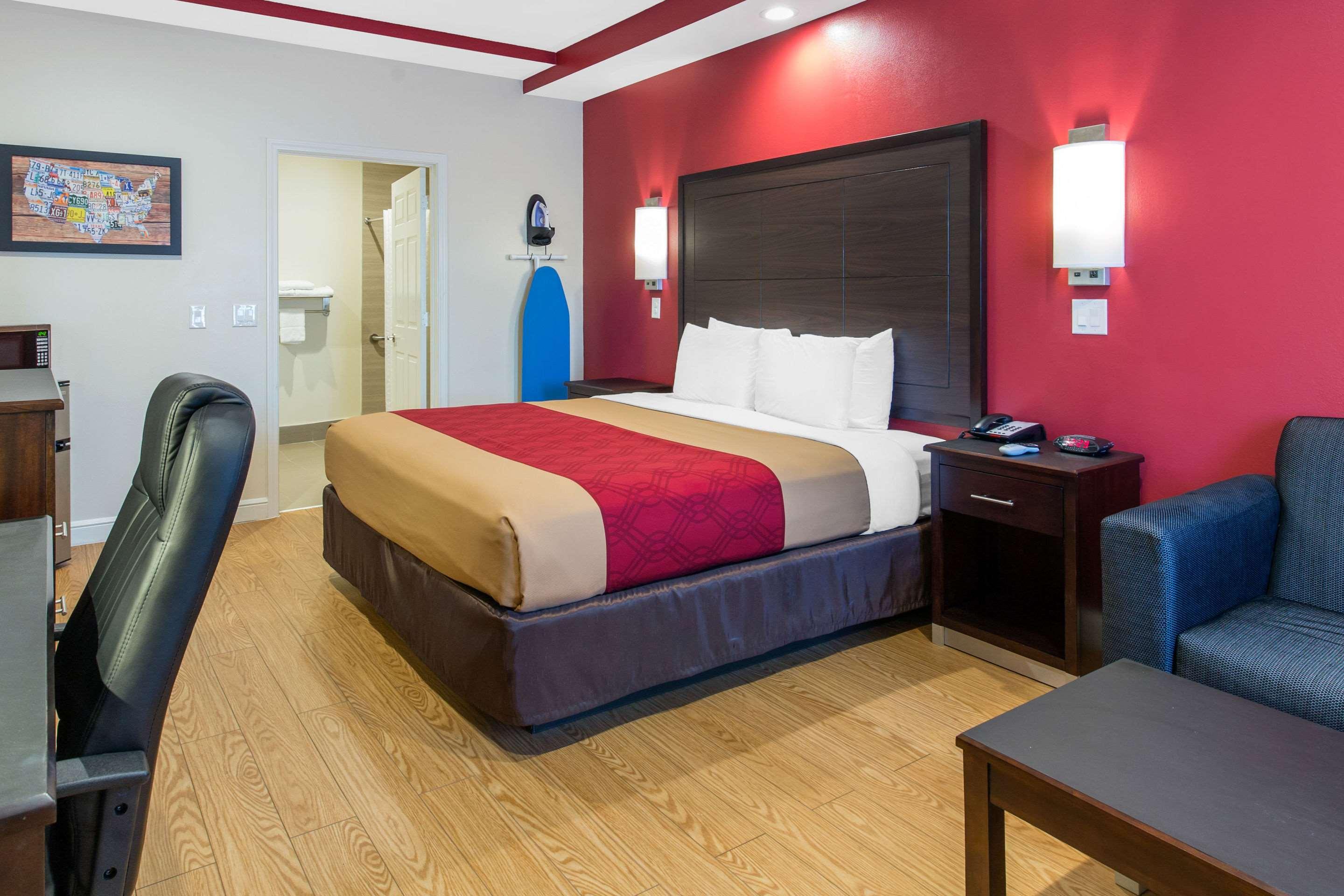 Econo Lodge Inn & Suites — photo 5