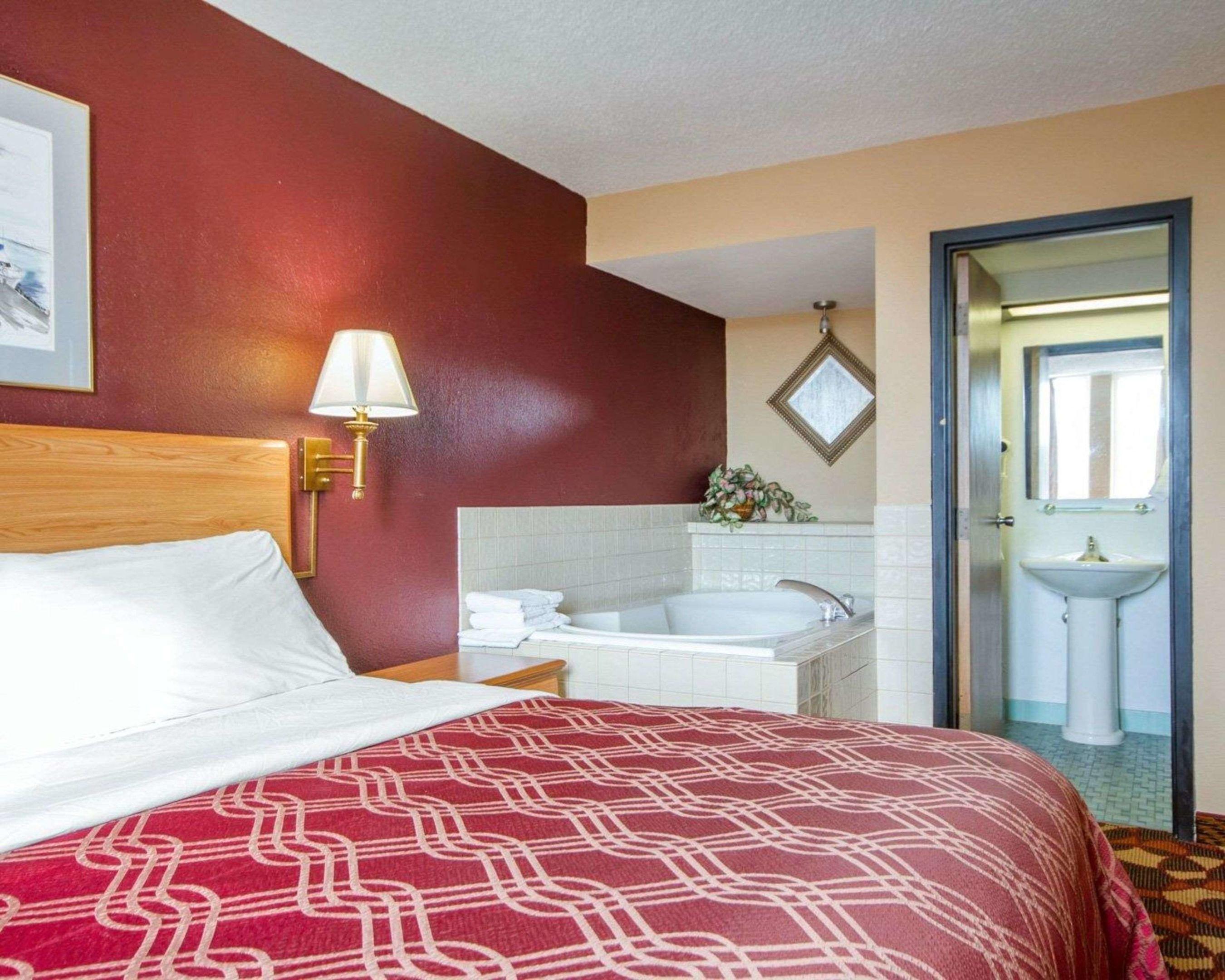 Econo Lodge Sheboygan — photo 5