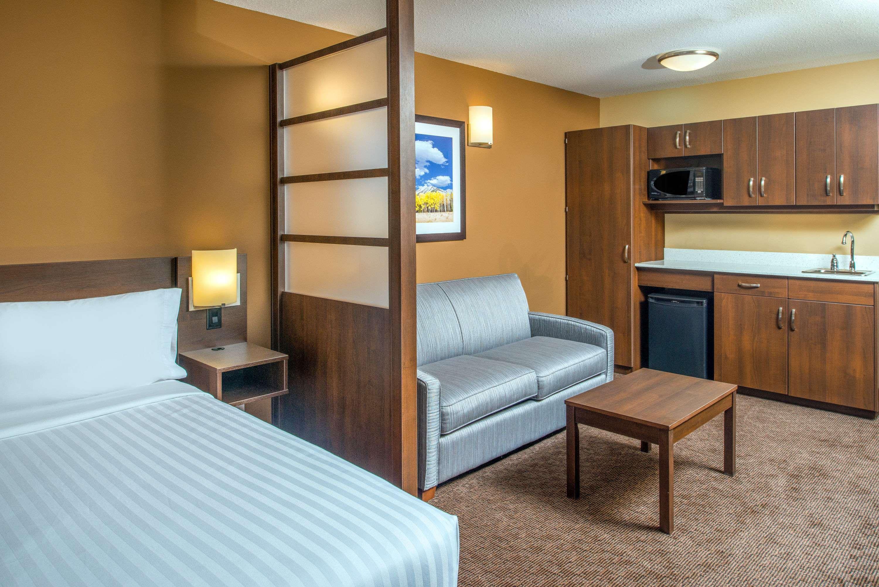 Microtel Inn And Suites By Wyndham Red Deer — photo 4