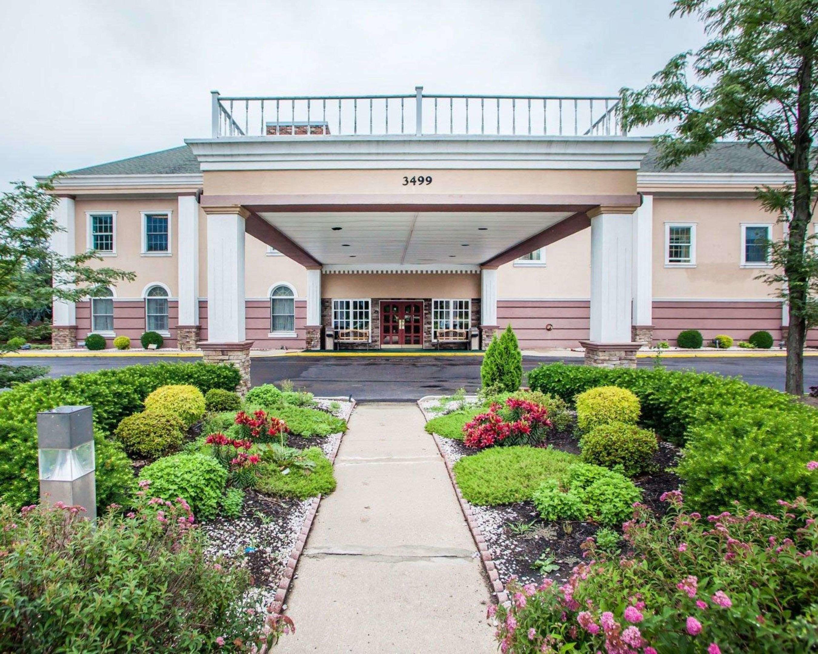 Clarion Hotel Palmer Inn — photo 3