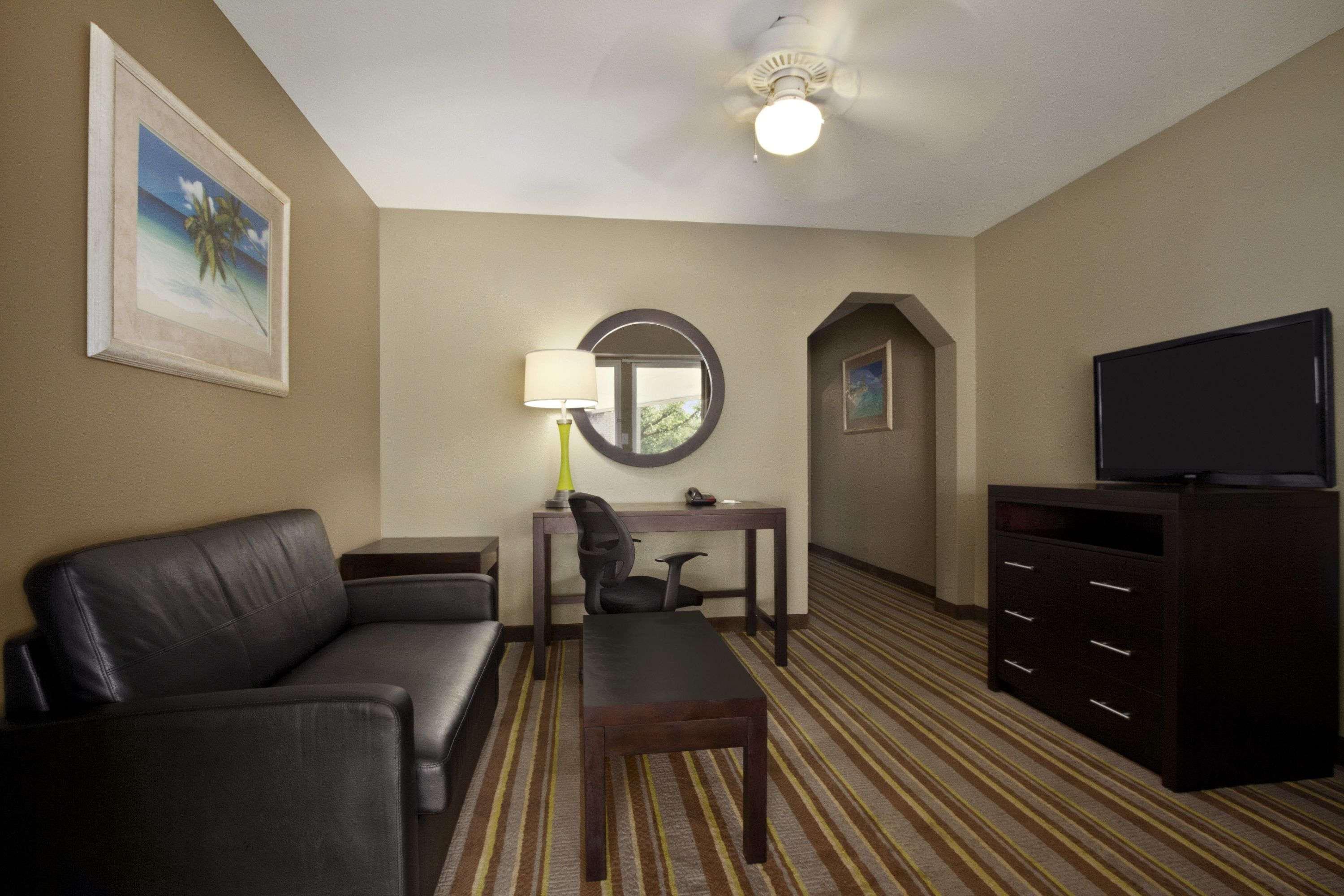 Super 8 by Wyndham Tupelo Airport — photo 4