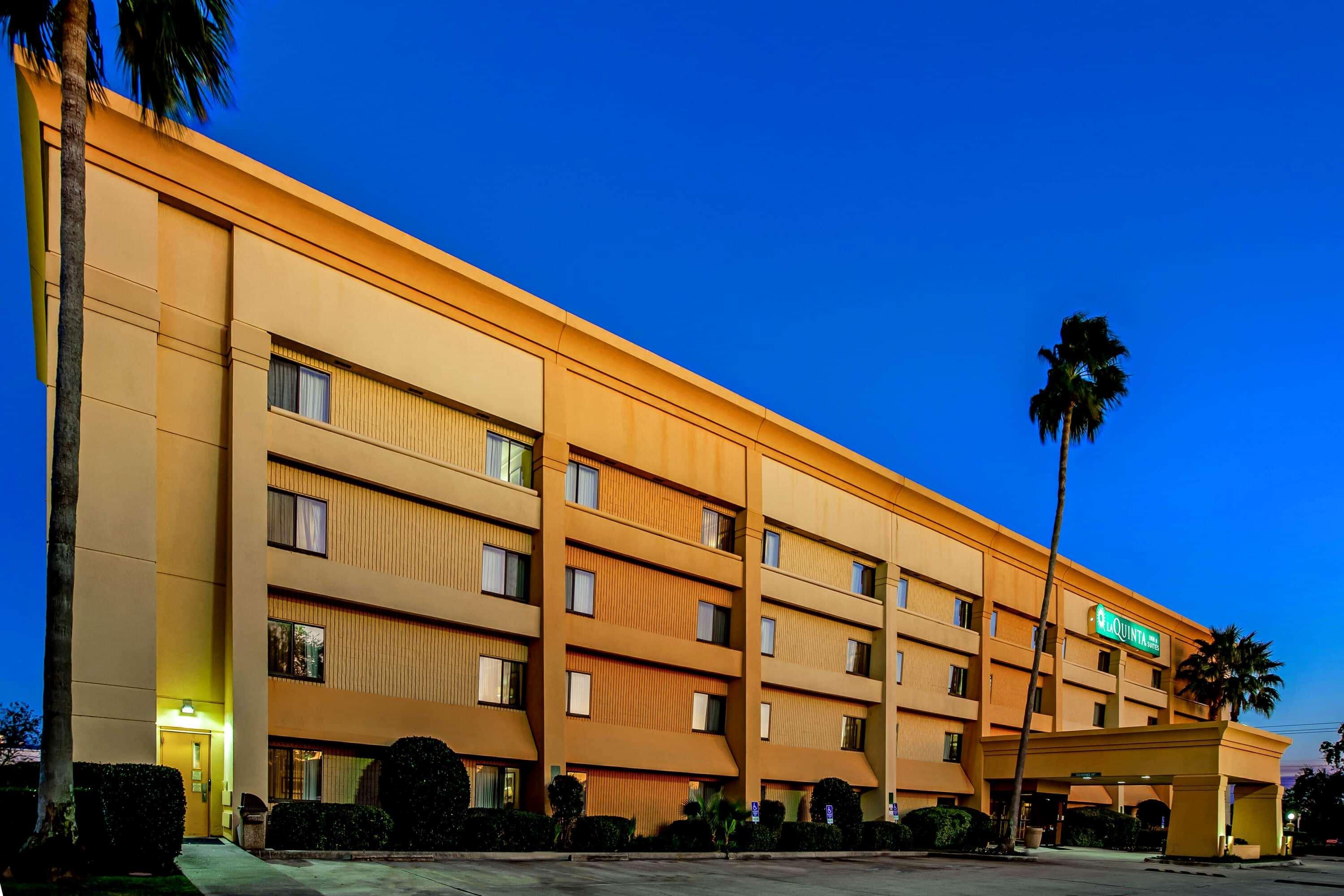 La Quinta Inn & Suites by Wyndham Houston Baytown East — photo 3