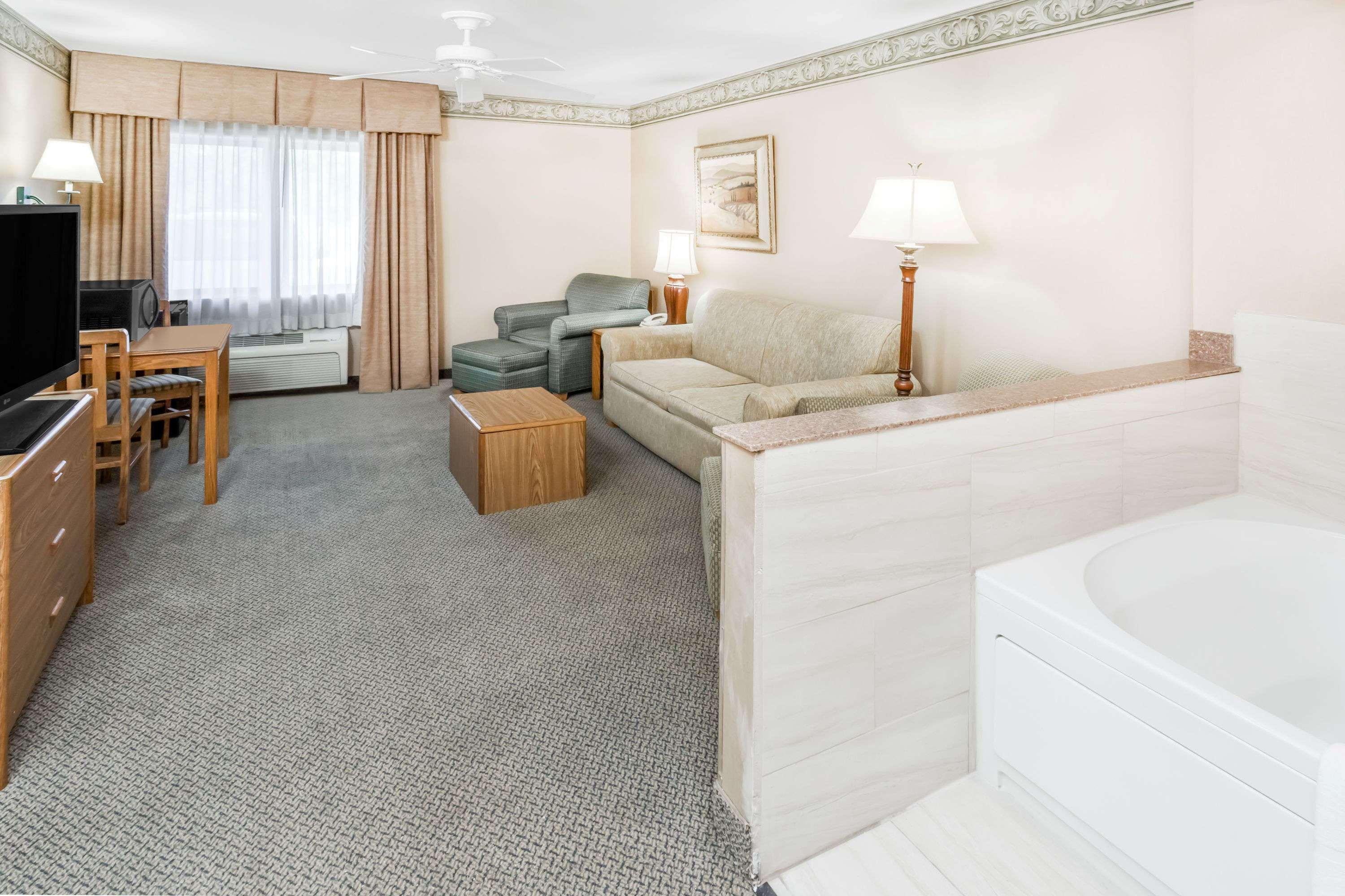 Baymont Inn and Suites Champaign — photo 4