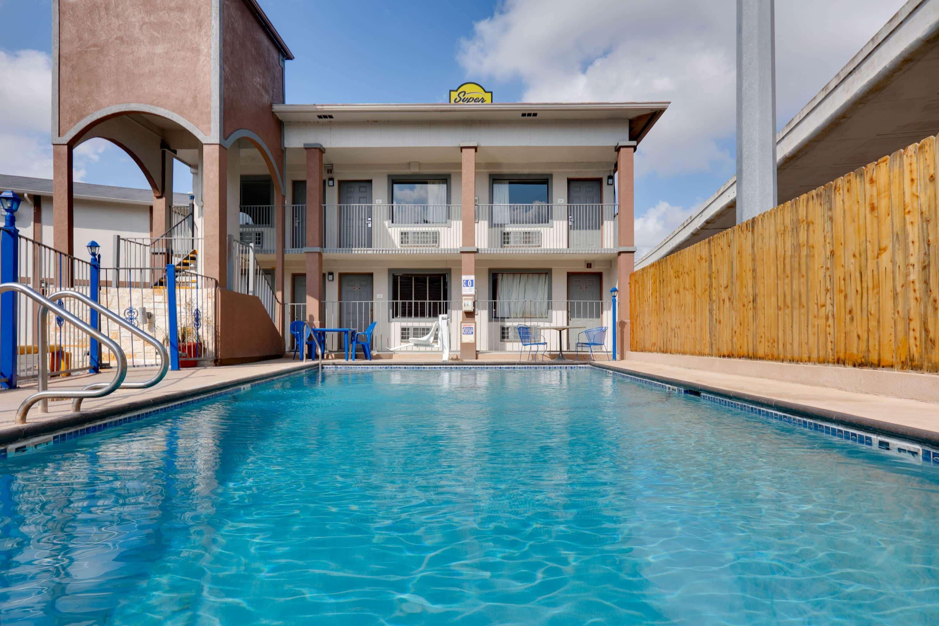 Super 8 by Wyndham San Antonio Downtown/Alamo — photo 4