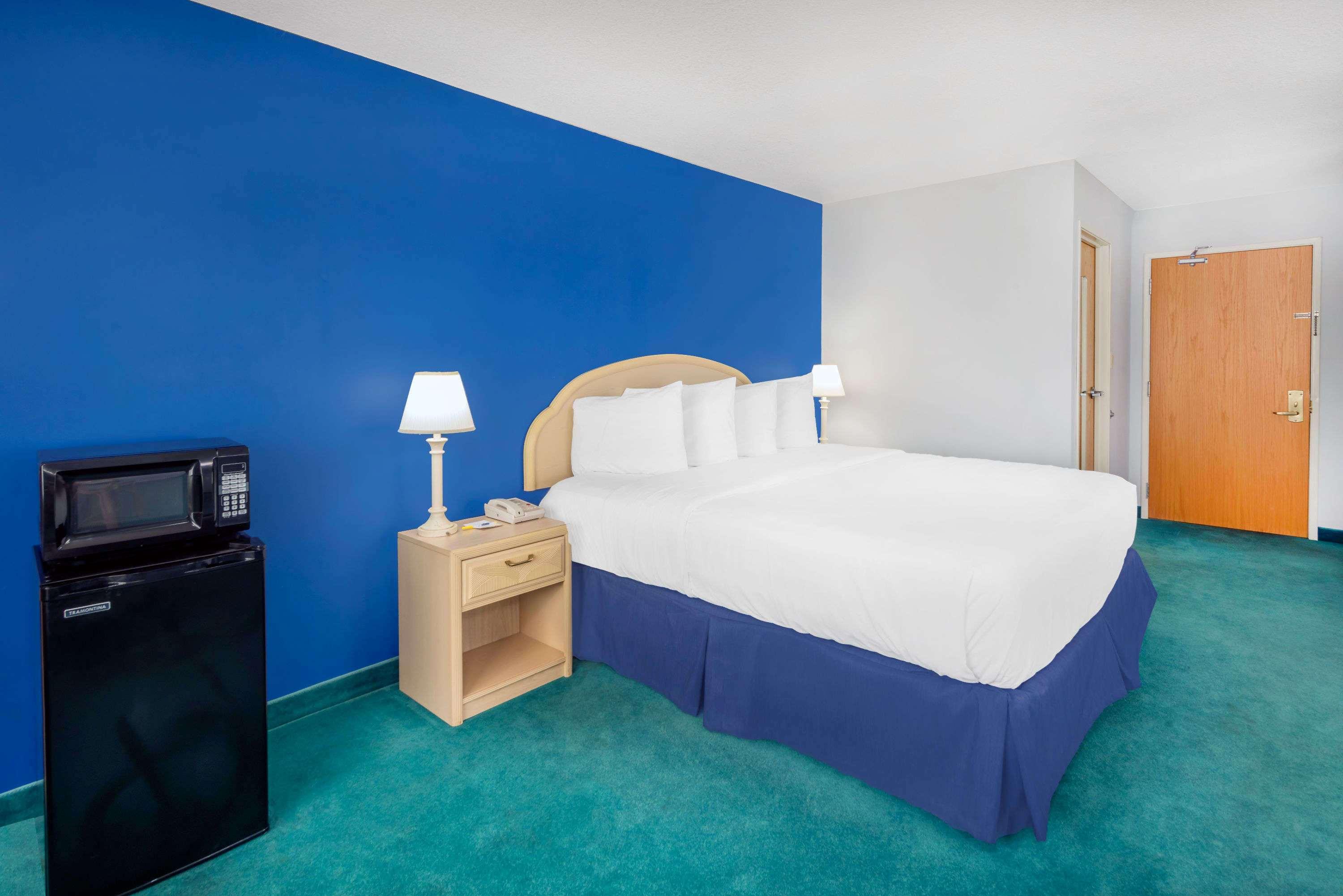 Days Inn Osage Beach — photo 5