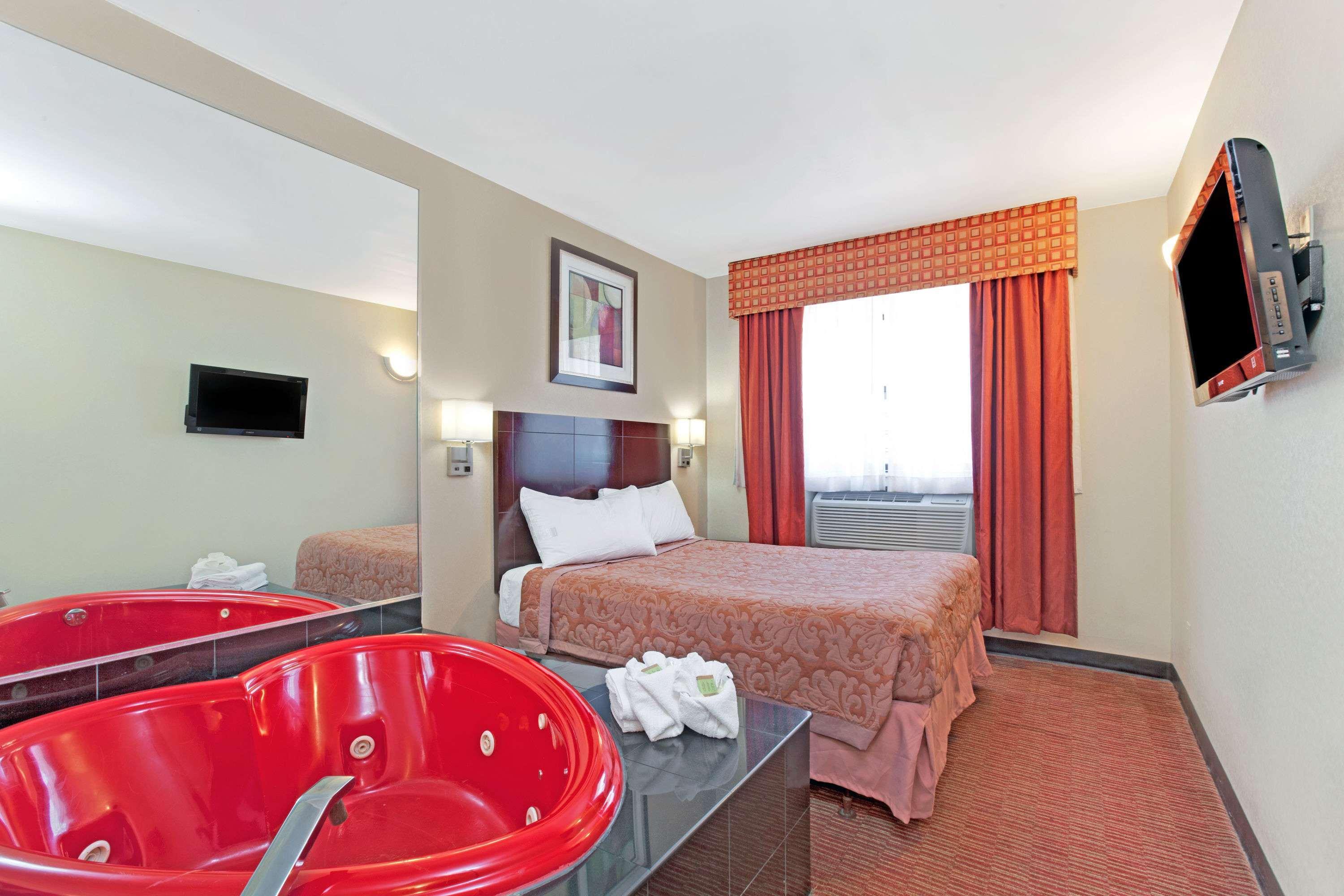 Super 8 by Wyndham Long Island City LGA Hotel — photo 4