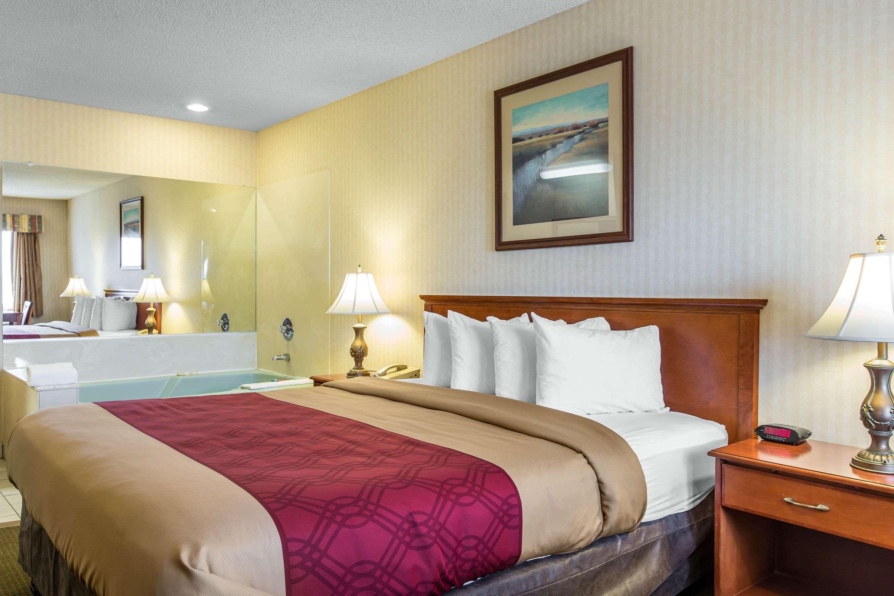 Econo Lodge Inn & Suites — photo 5
