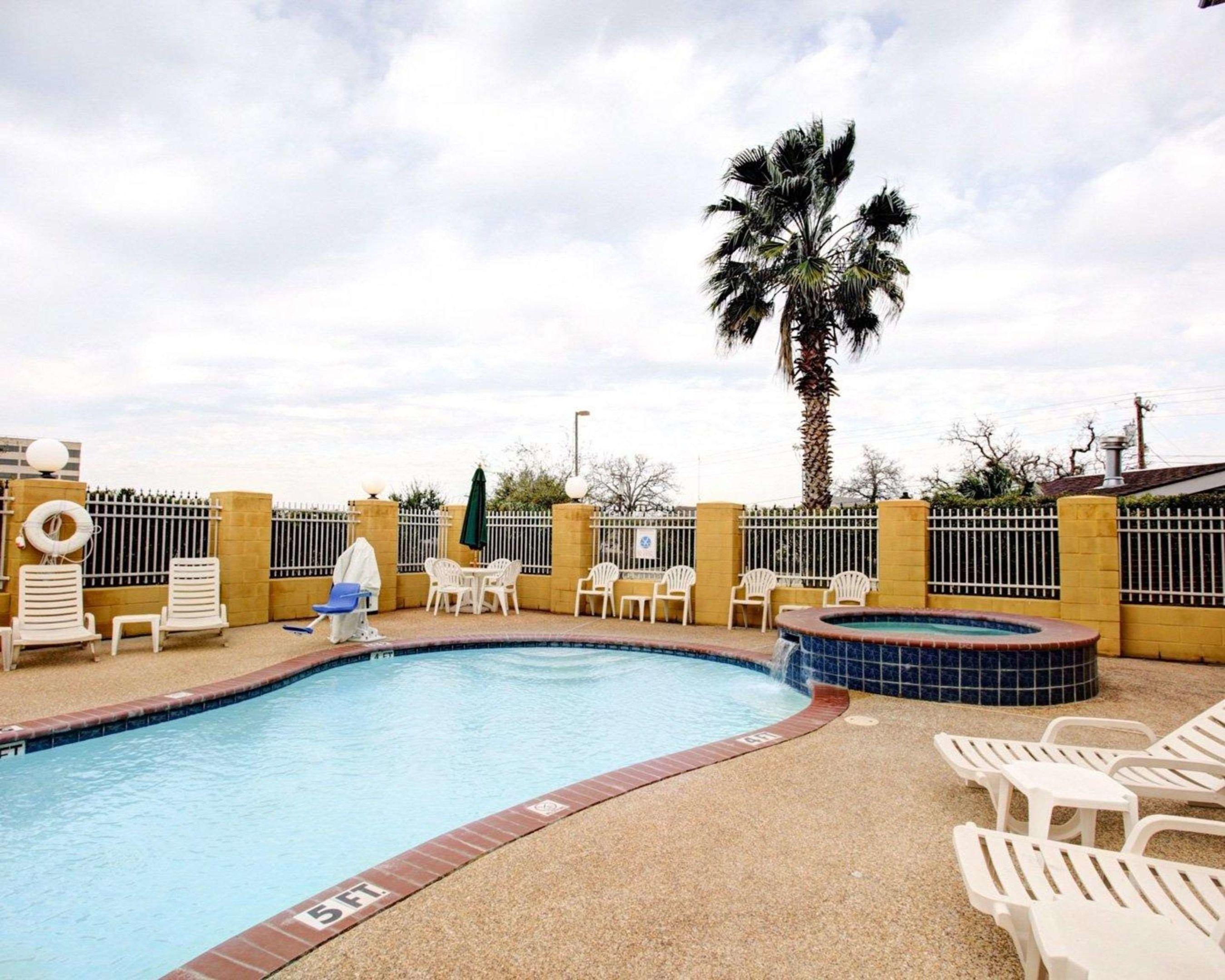 Comfort Suites University Drive — photo 4