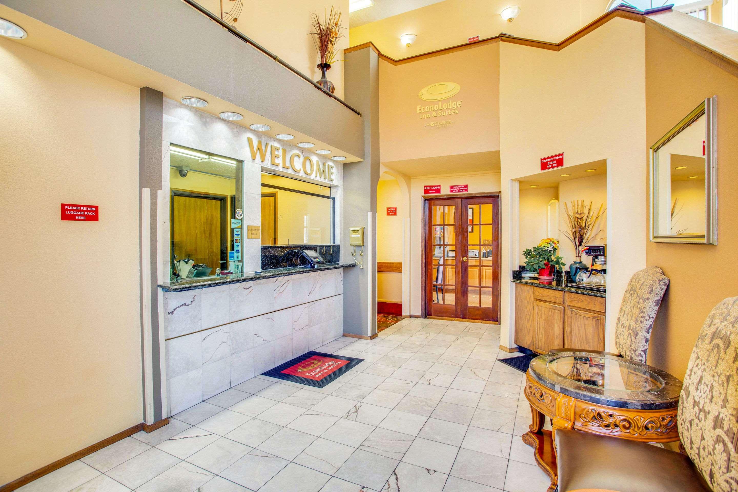 Econo Lodge Inn & Suites — photo 4