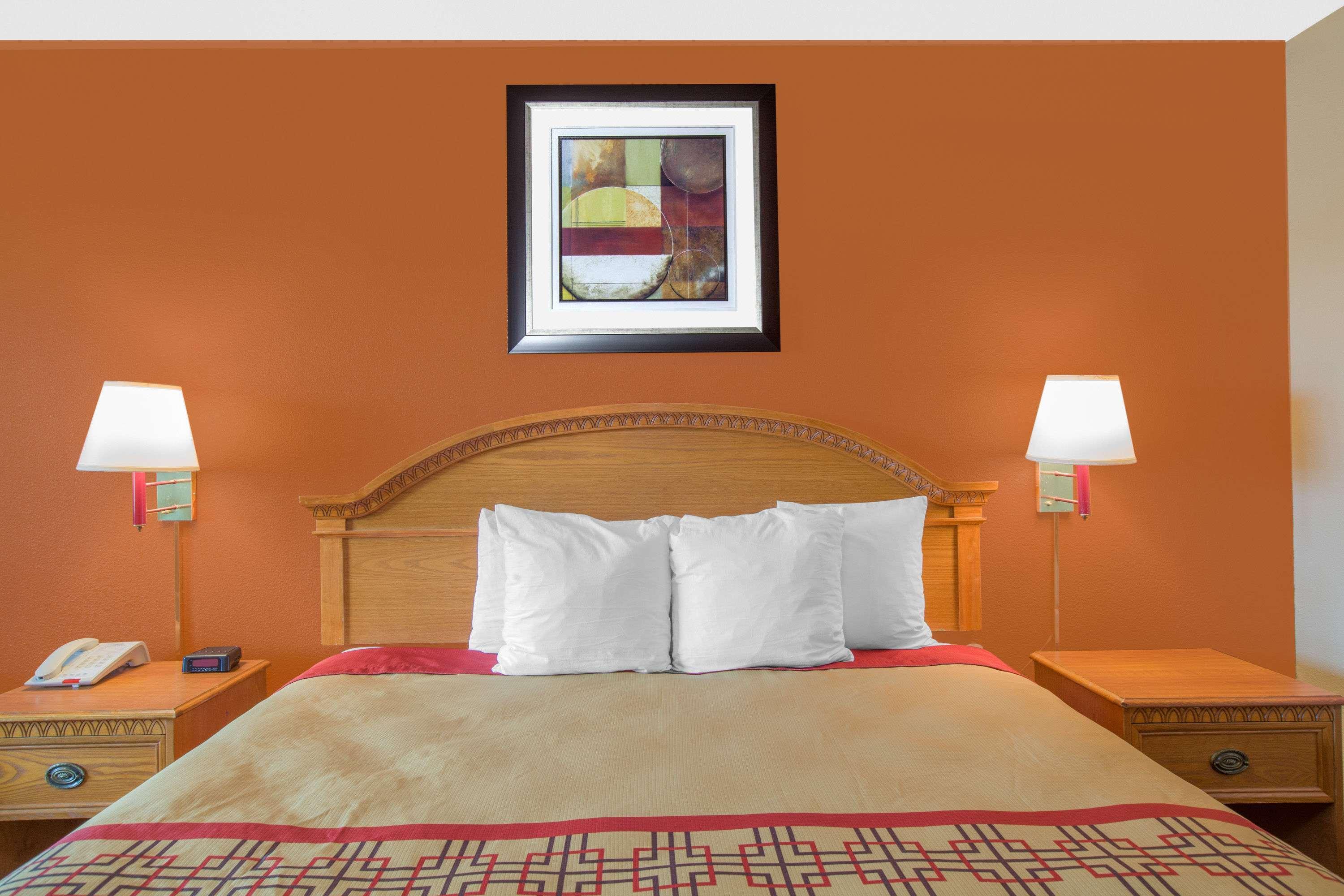 Days Inn by Wyndham Monroe — photo 4