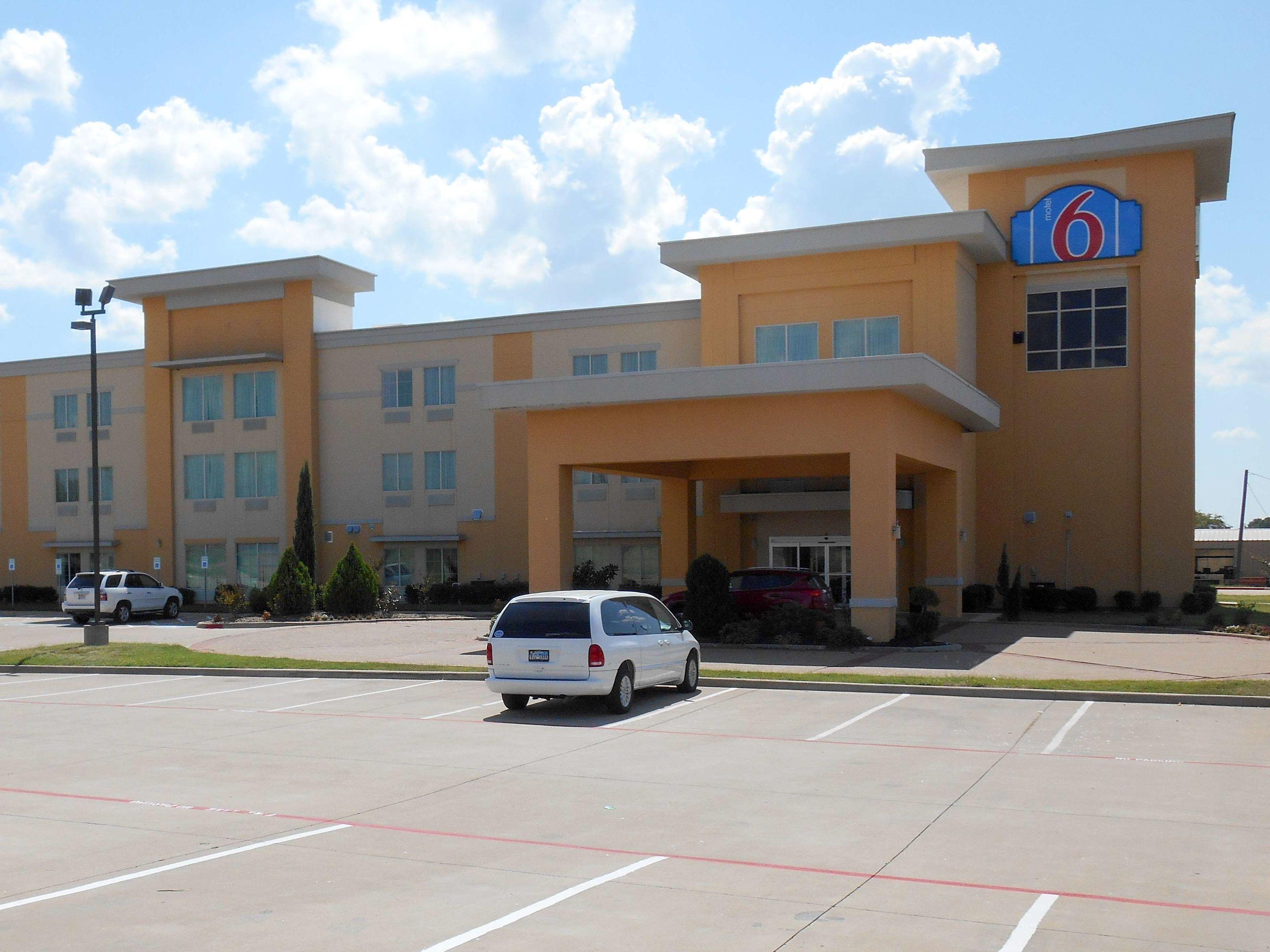 Motel 6 Joshua — photo 4