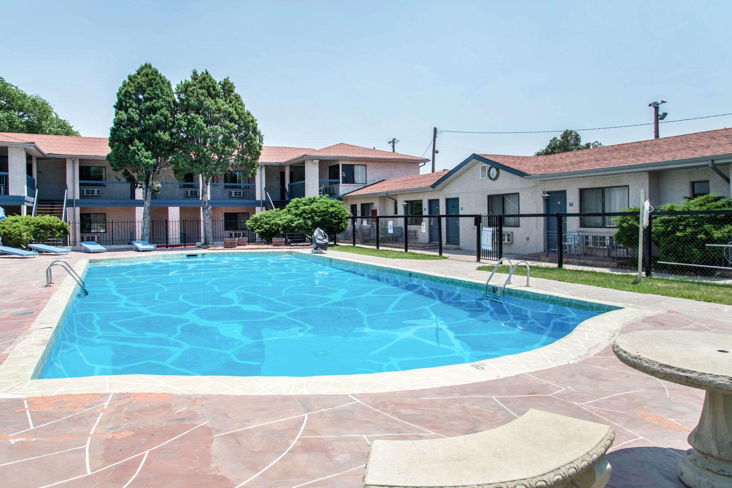 Rodeway Inn & Suites — photo 4