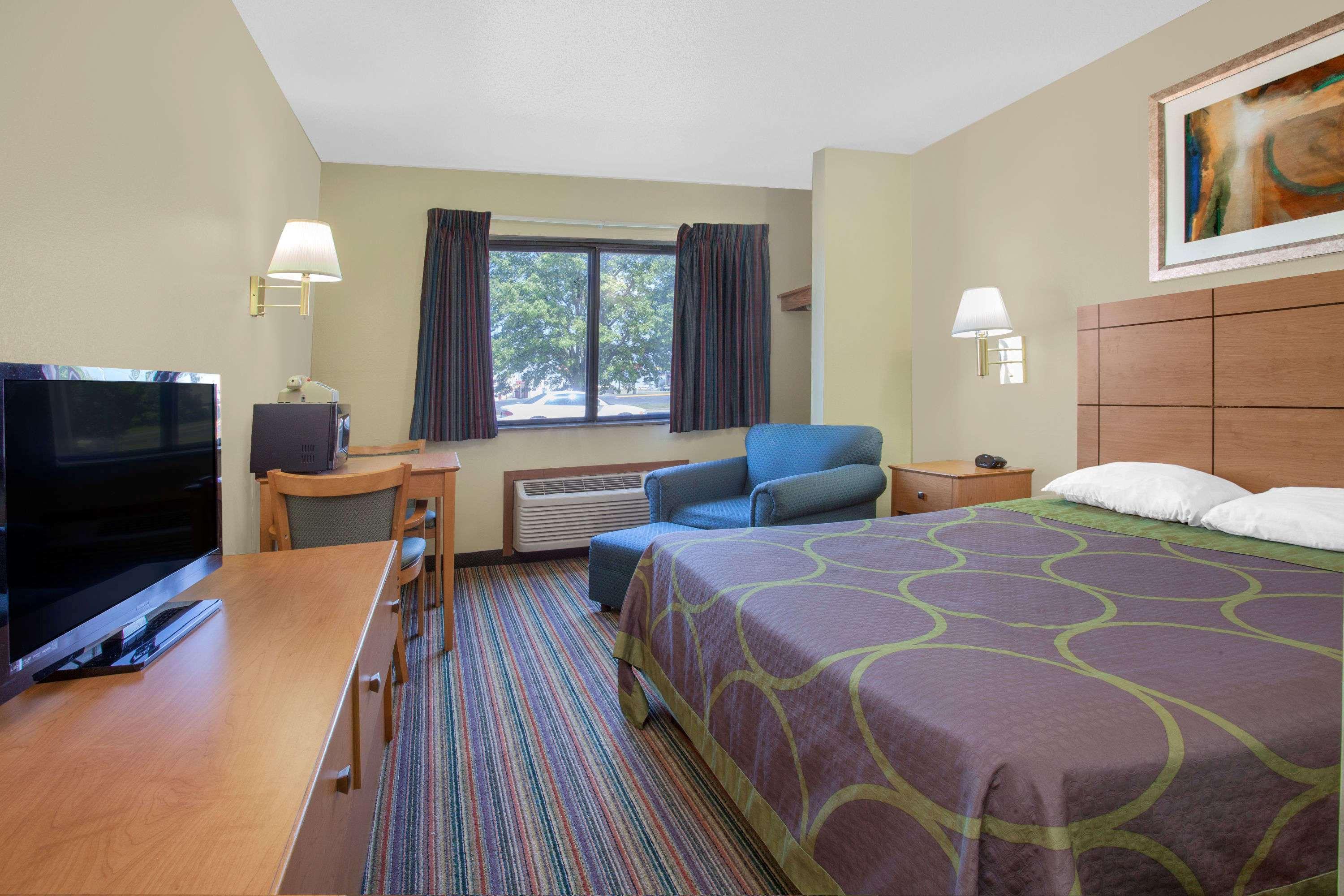 Super 8 by Wyndham Evansville East — photo 4