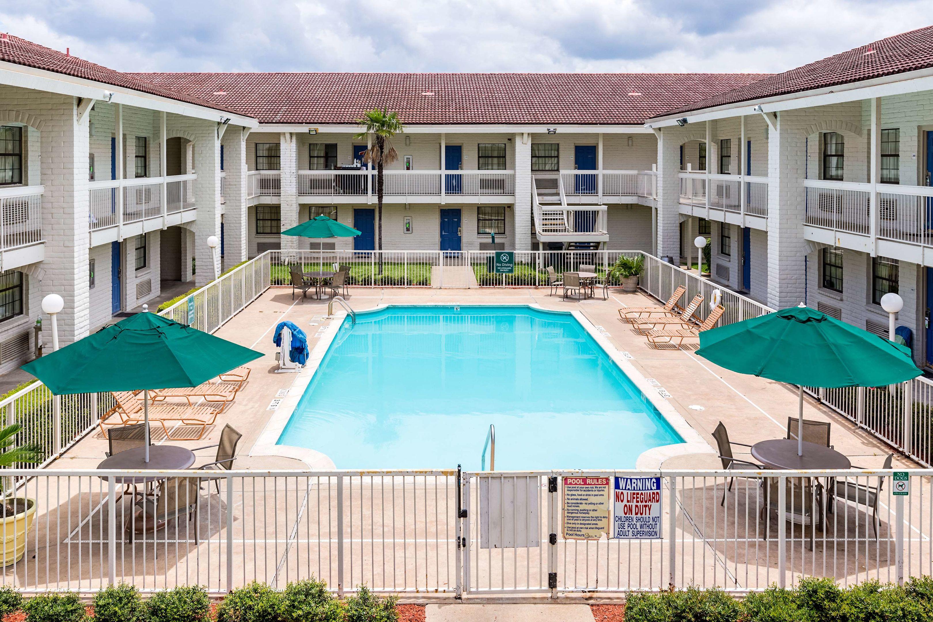 Motel 6 Baytown, TX - Garth Rd — photo 3