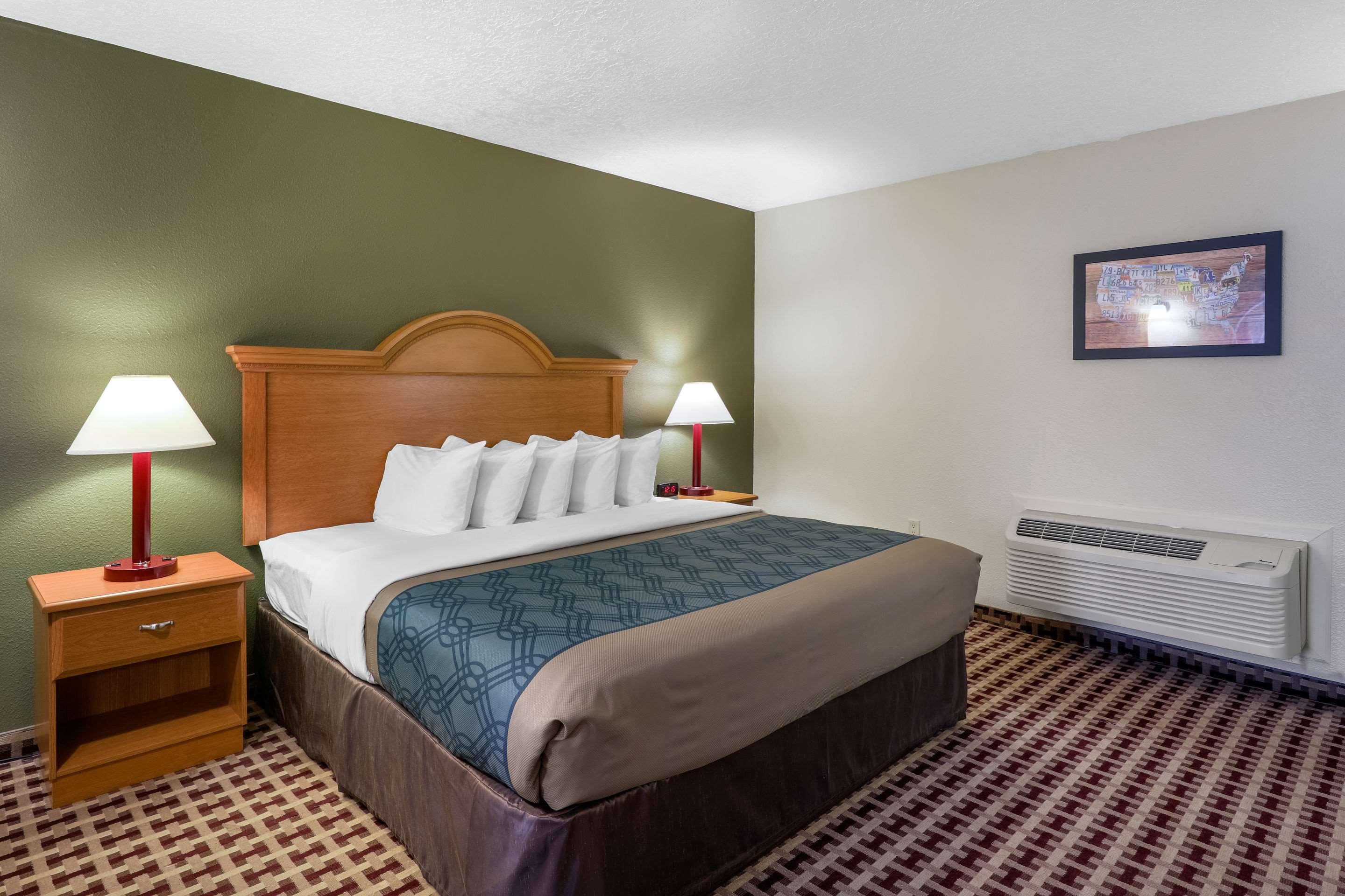 Econo Lodge Inn & Suites Socorro — photo 4