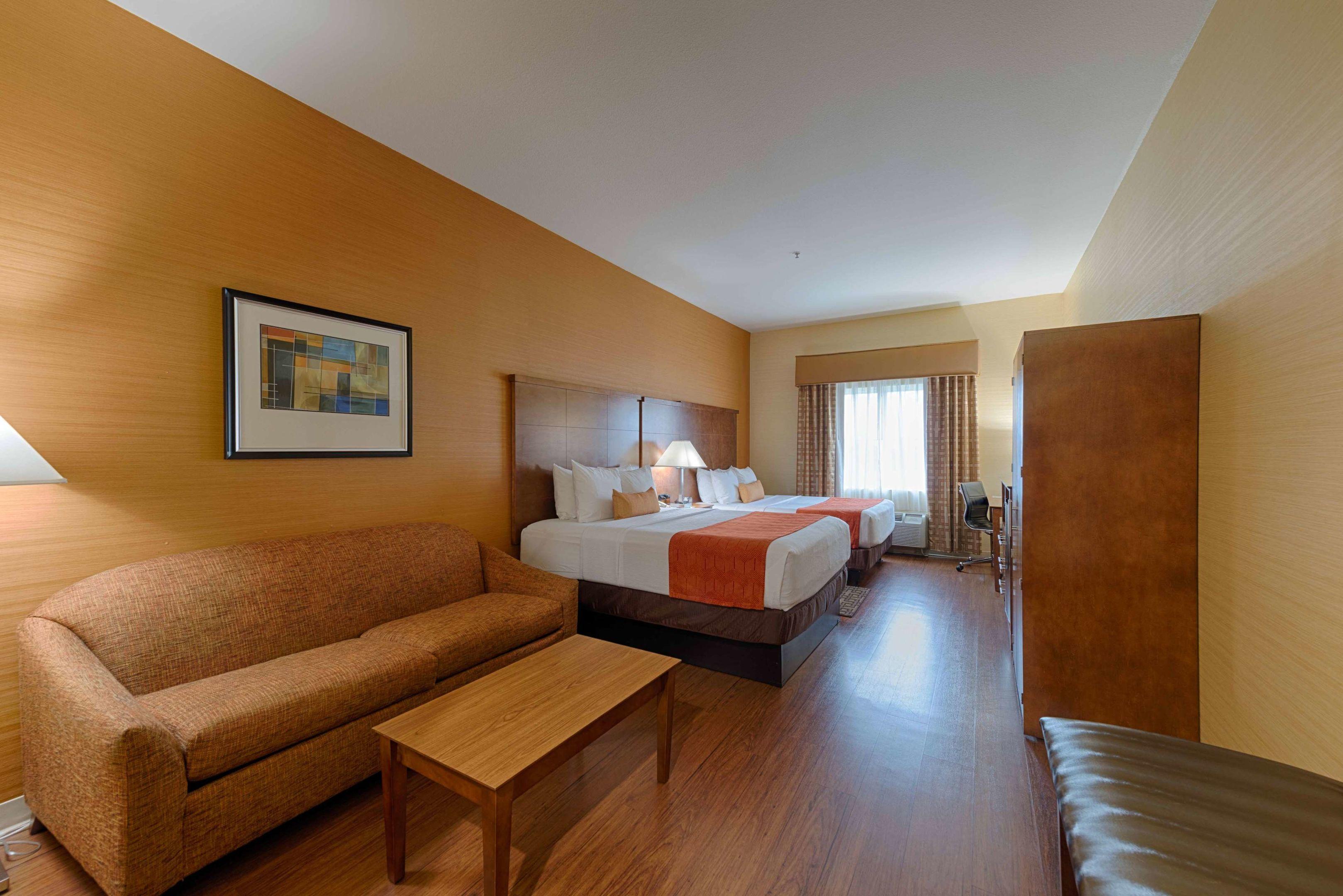Best Western Plus Delta Inn & Suites — photo 4