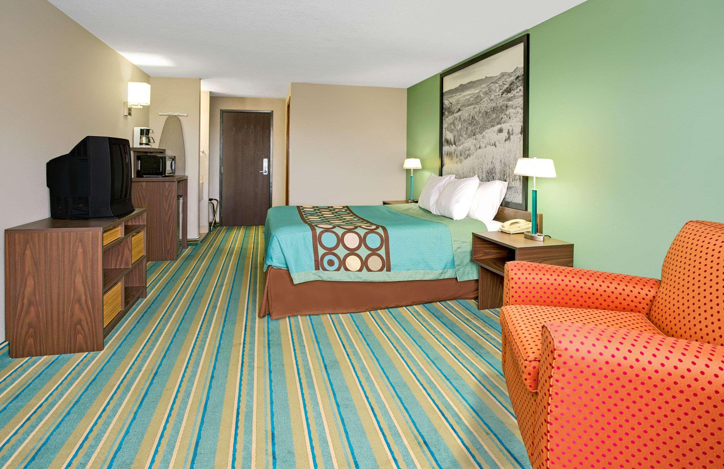 Super 8 by Wyndham Denver Stapleton — photo 3