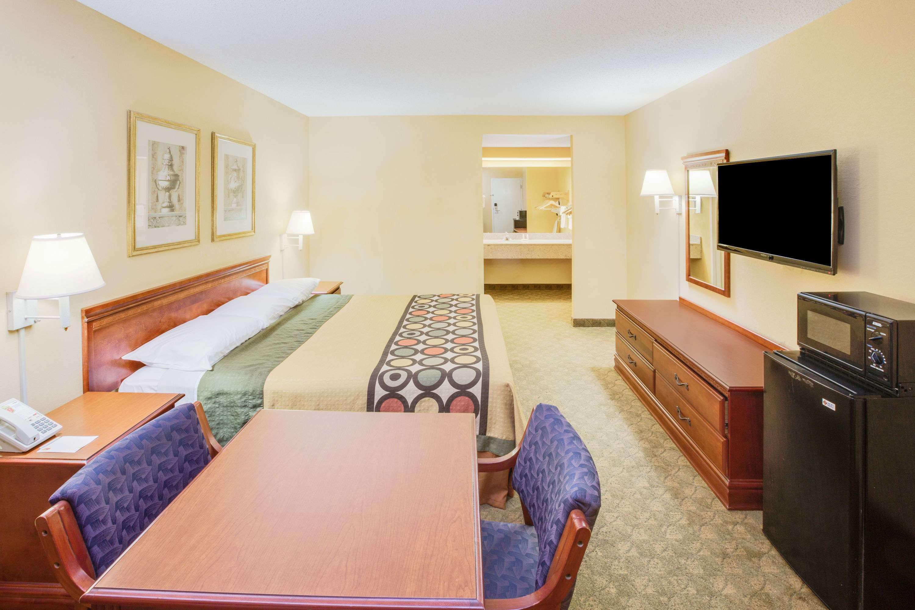 Super 8 by Wyndham Diberville Biloxi Area — photo 4