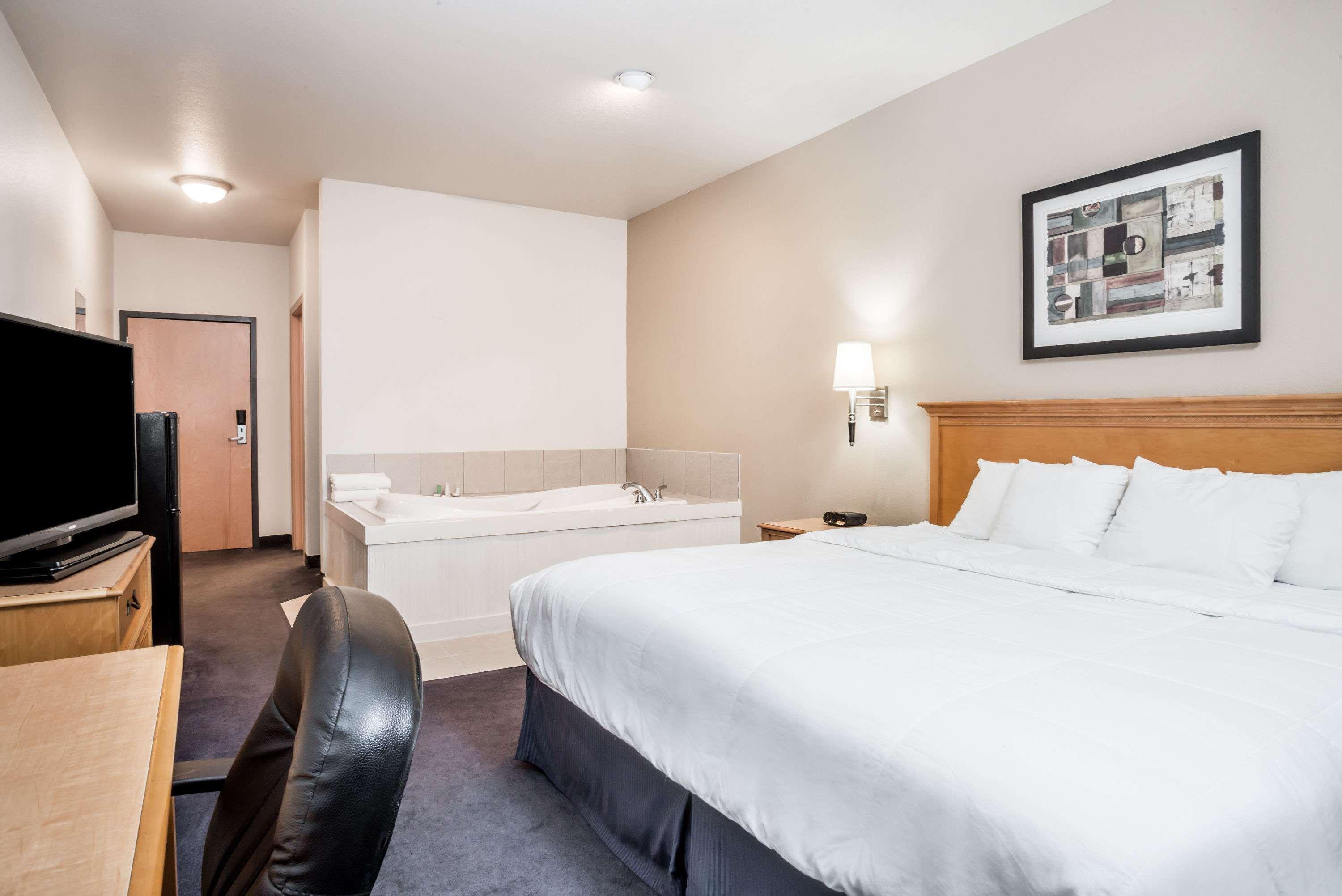 Baymont Inn & Suites Indianapolis Northeast — photo 4