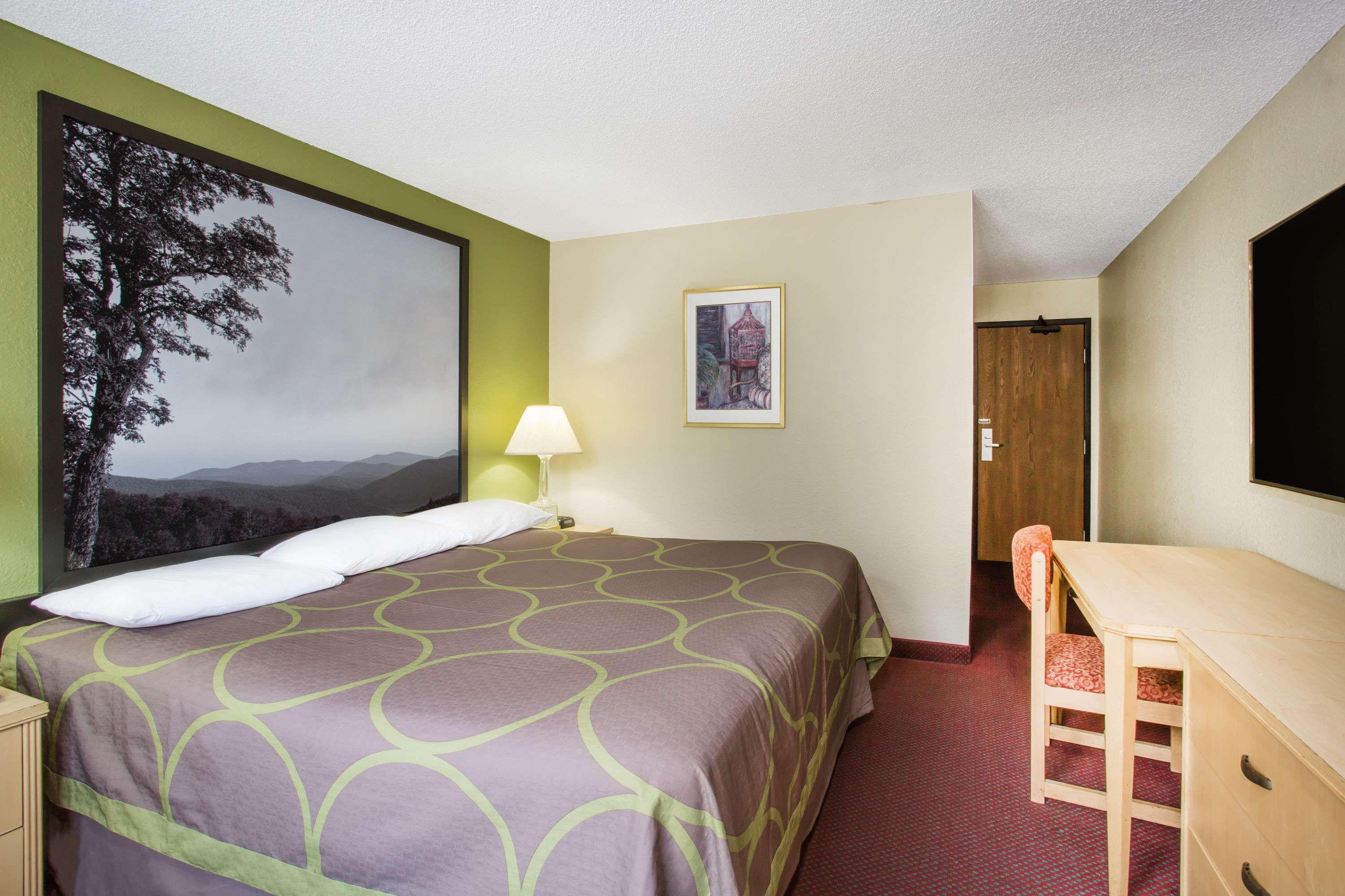Super 8 by Wyndham Salem VA — photo 4