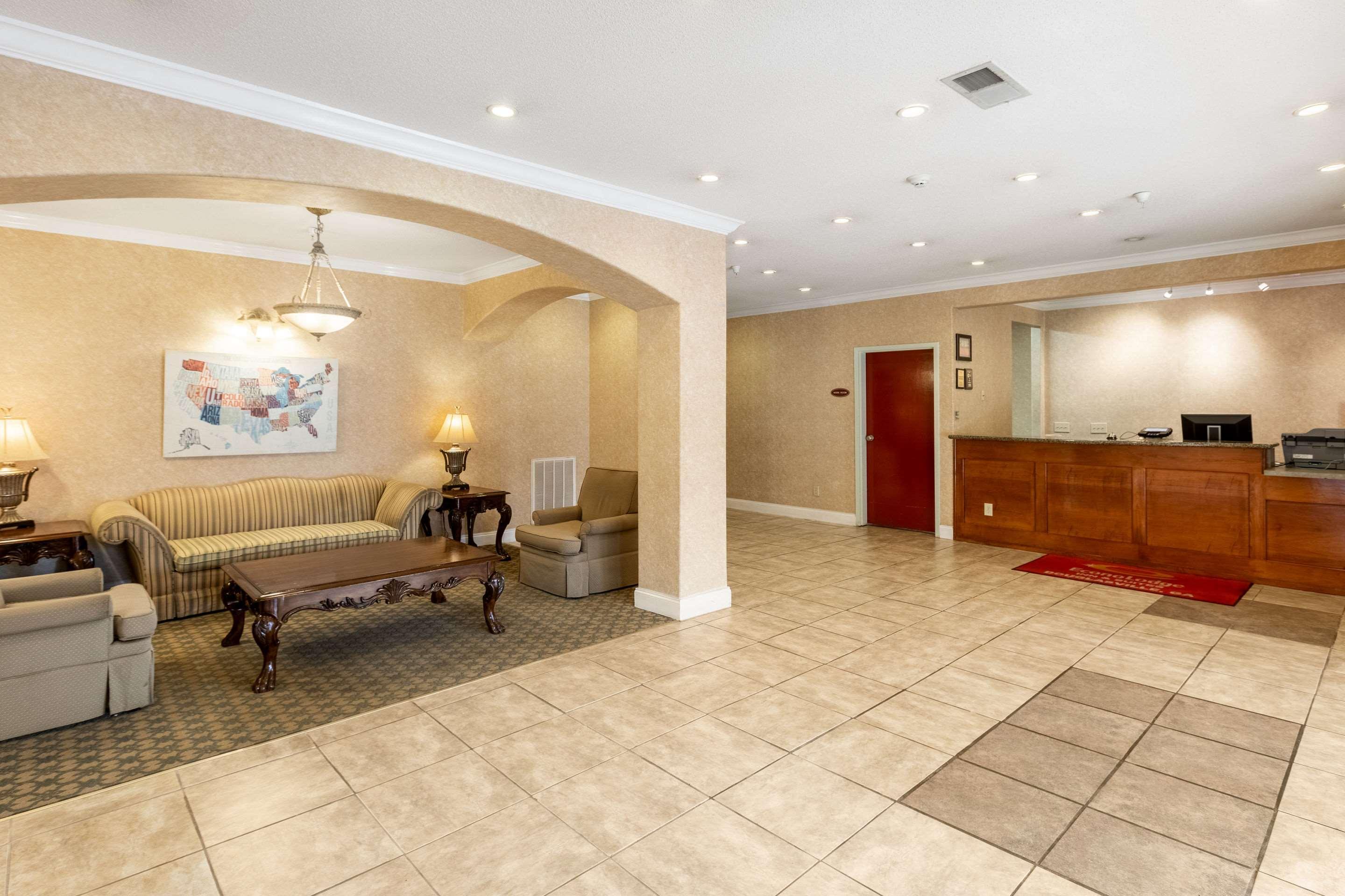 Econo Lodge Inn & Suites — photo 5