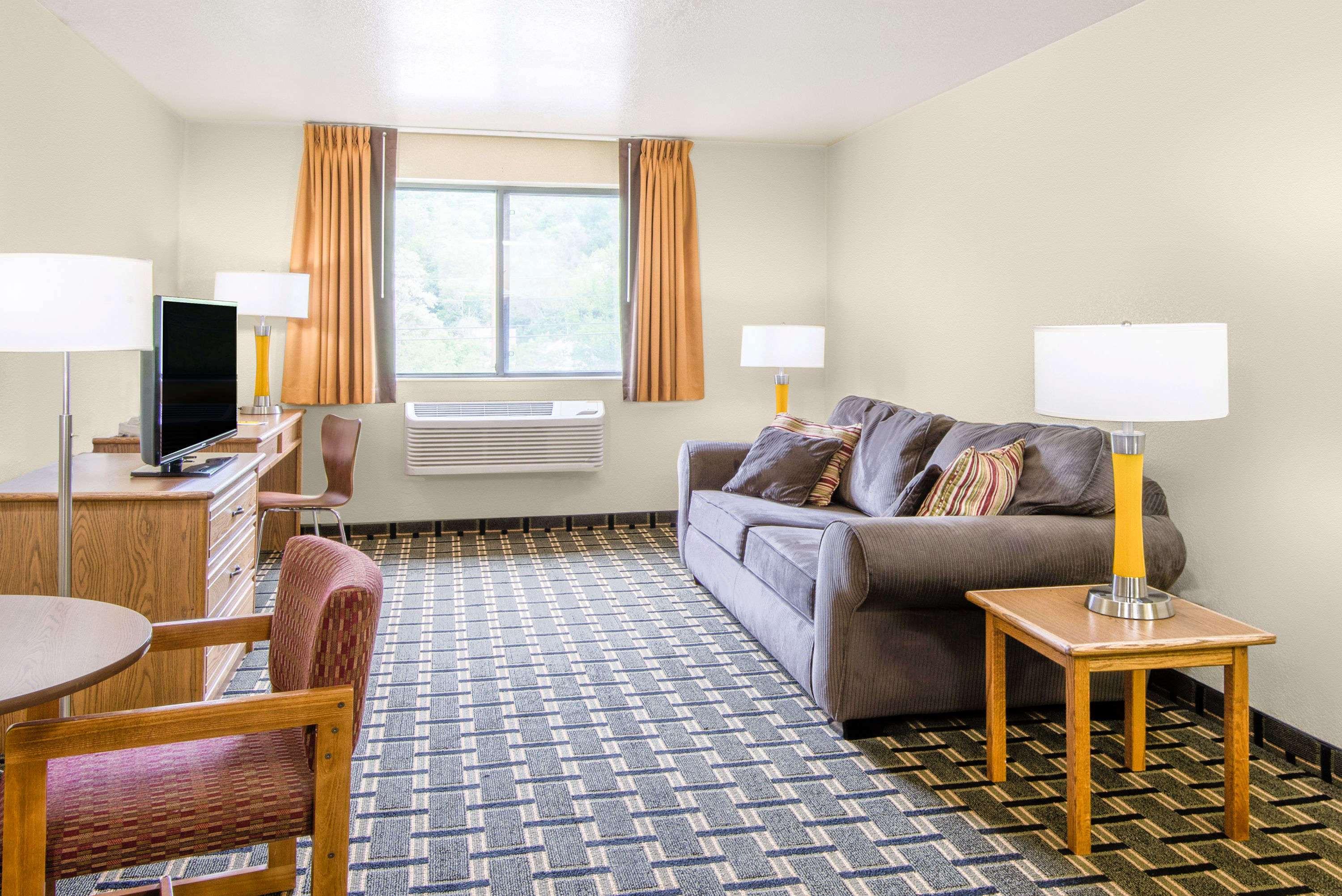 Super 8 by Wyndham Wheeling — photo 4